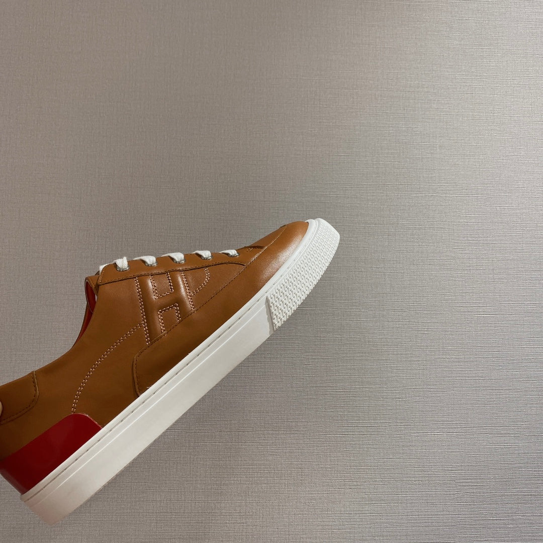 Весенняя коллекция Hermes 2022 — Белые повседневные кроссовки — Мужская модель — Коричневые