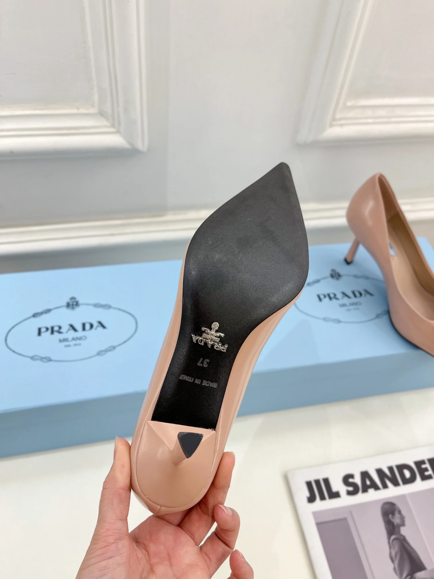 Новинка весны 2023 года от Prada - туфли на высоком каблуке с острым носком - розовые.