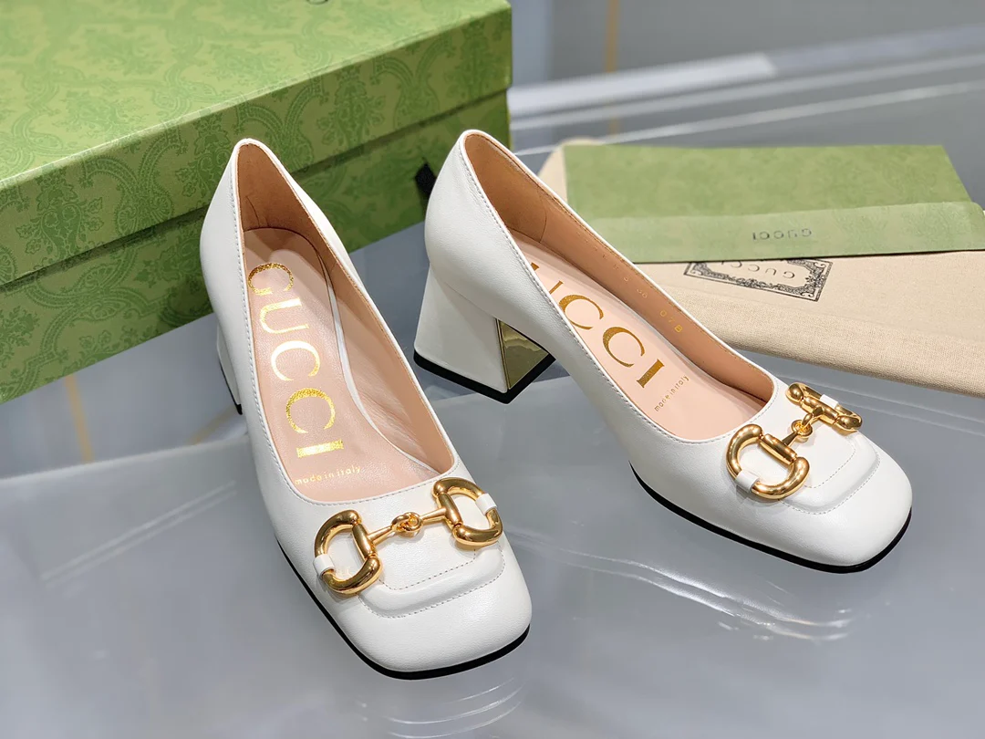 Весенняя коллекция Gucci 2021 — Босоножки на массивном каблуке с пряжкой в ??виде конской уздечки — 3