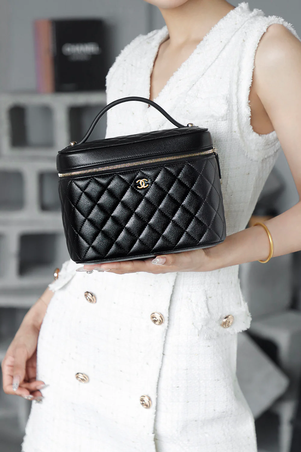 Косметичка Chanel 25s — черная с фурнитурой светло-золотистого цвета.