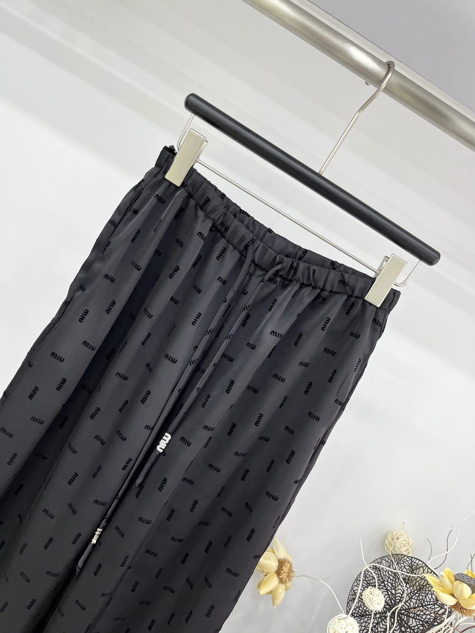 Miu Miu-2404 - Широкие повседневные брюки с завязками и надписью Miu Miu-2404