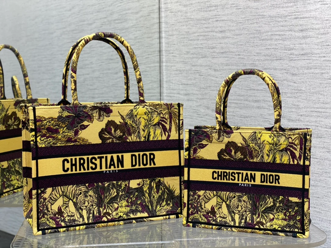 Сумка Dior Book Tote из коллекции Весна/Лето 2023 — Цвет ?зоо-желтый? — Средний размер