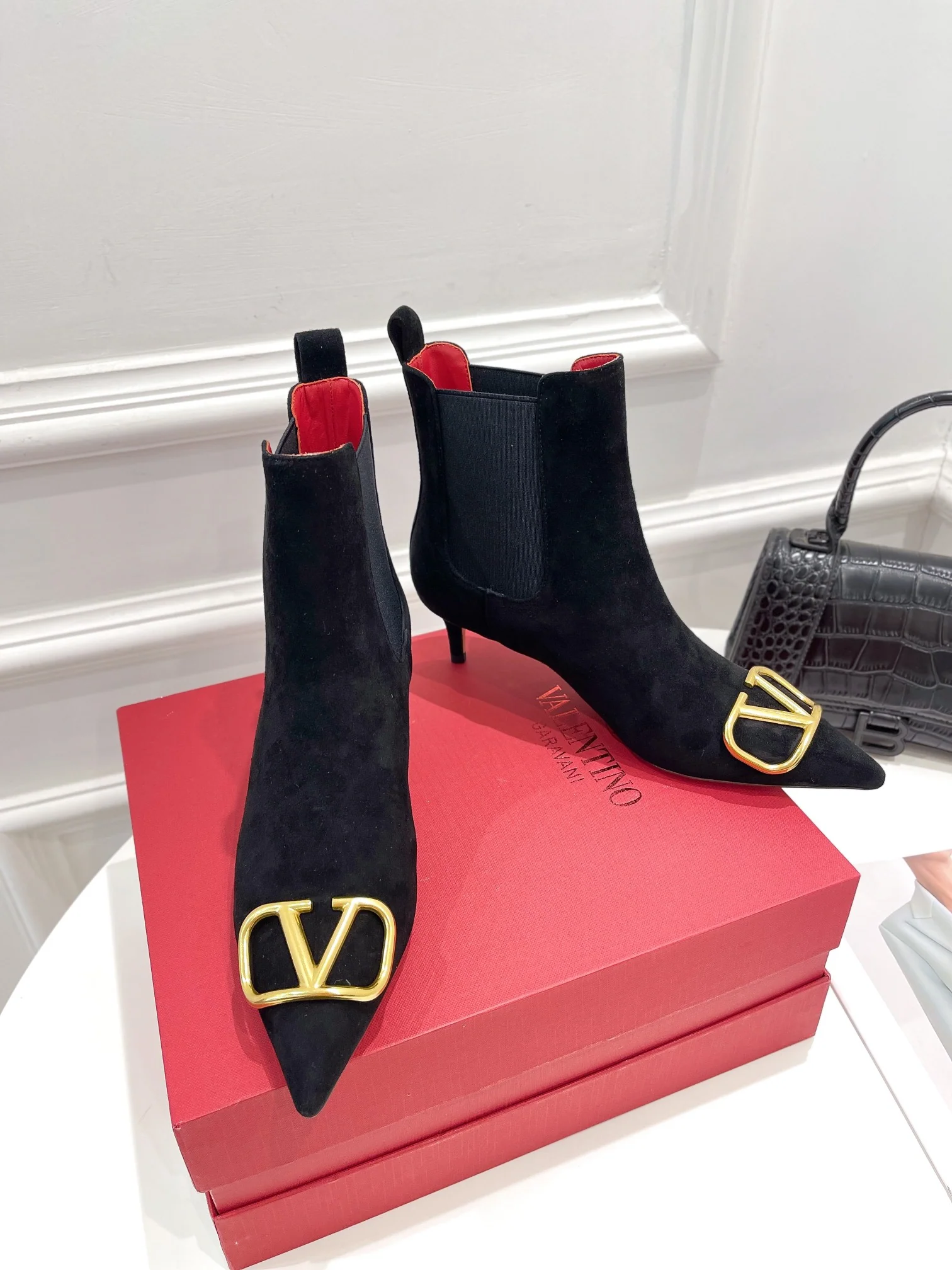 Новинка сезона осень/зима 2022 от Valentino - Ботильоны с V-образным вырезом большого размера - 1 шт.