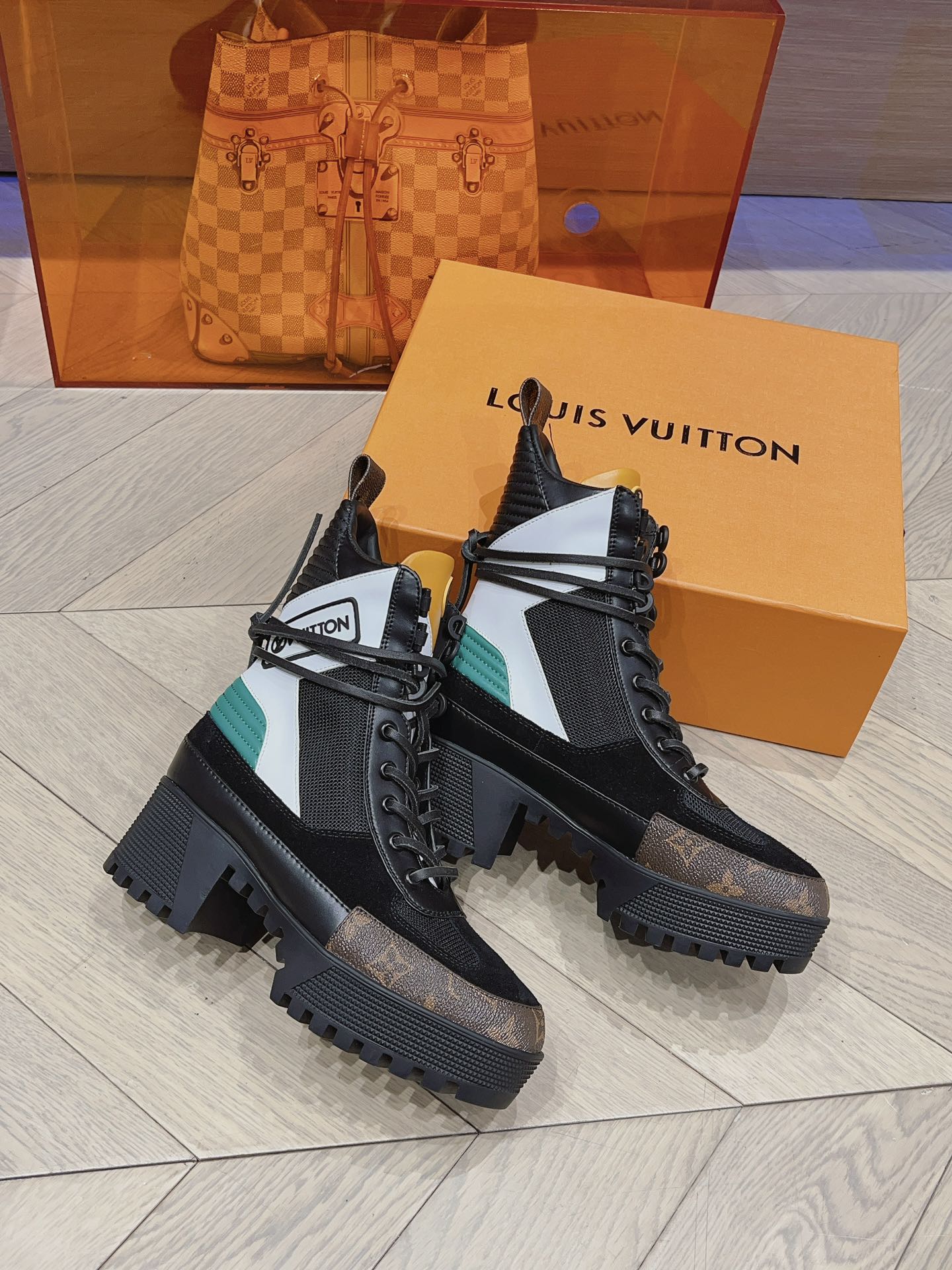 Классические ботинки Dr. Martens на высоком каблуке от LV — бело-голубая монограмма.