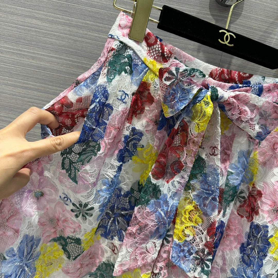 Chanel 2404 - Брюки с широкими штанинами, украшенные кружевным принтом, в стиле 