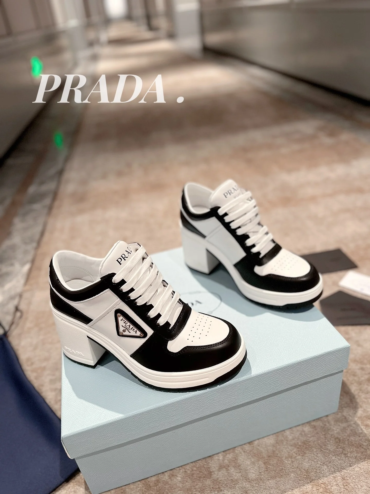 Новинка весны 2022 года от Prada - Спортивные туфли на массивном каблуке - Черные