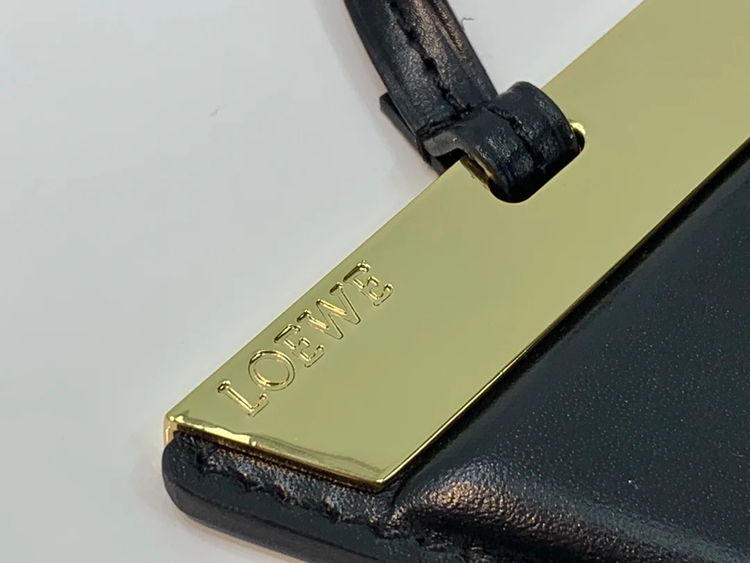 Треугольная сумка Loewe - Телячья кожа - Маленькая - 6