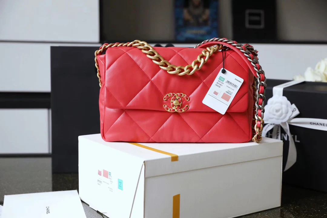Сумка Chanel 19 - средний кораллово-красный цвет
