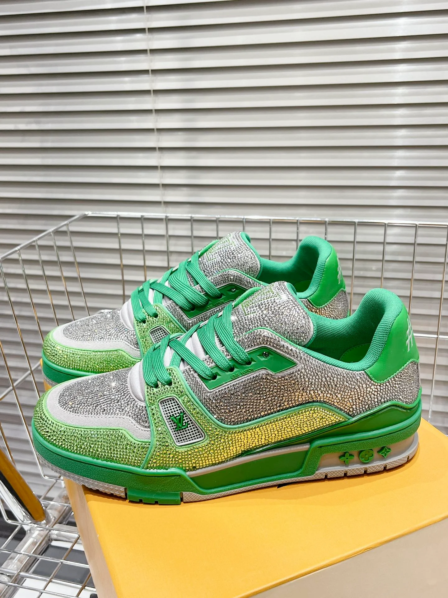 Кроссовки LV Trainer - обувь для скейтбординга - глянцевый серебристо-зеленый цвет - унисекс