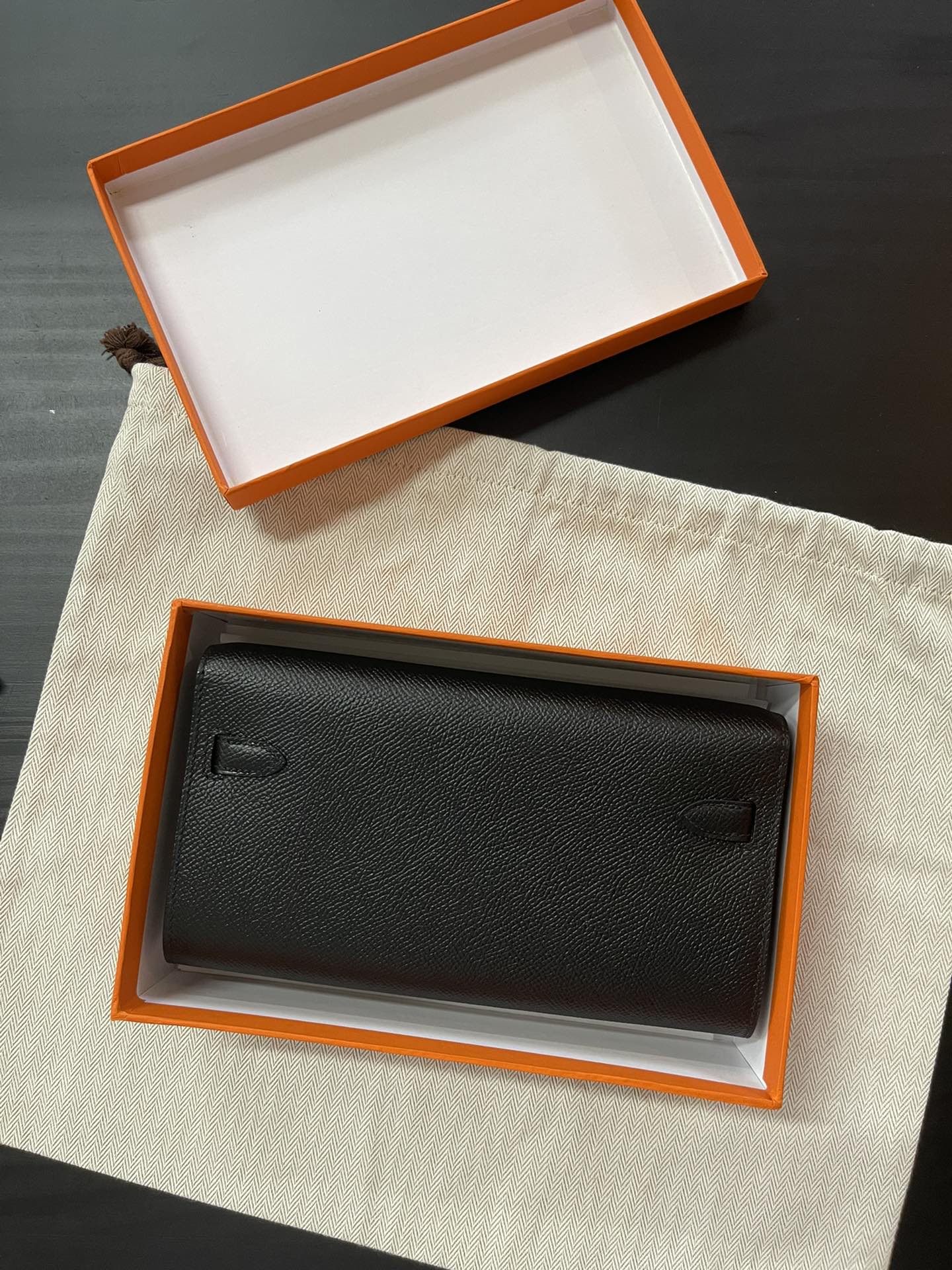 Сумка Hermes Kelly в стиле Epsom - черная с золотой пряжкой.