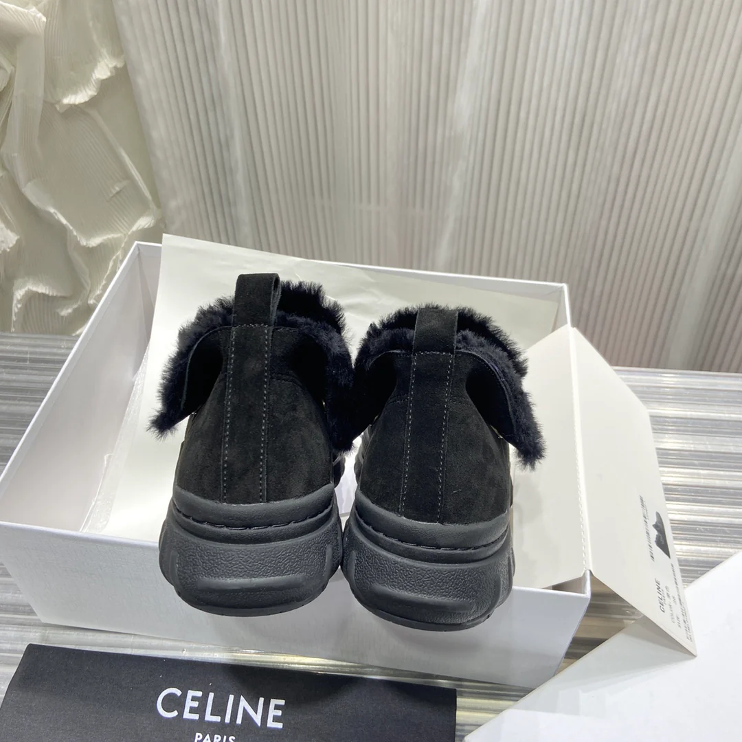 Новинка весенней коллекции Celine 2022 года - меховые ботильоны - черные