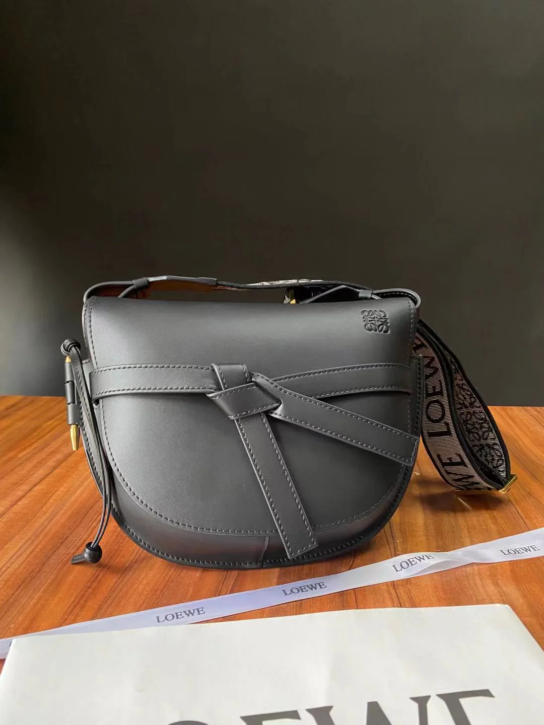 Сумка-седло Loewe-gate Letter с широким плечевым ремнем - маленькая - 1