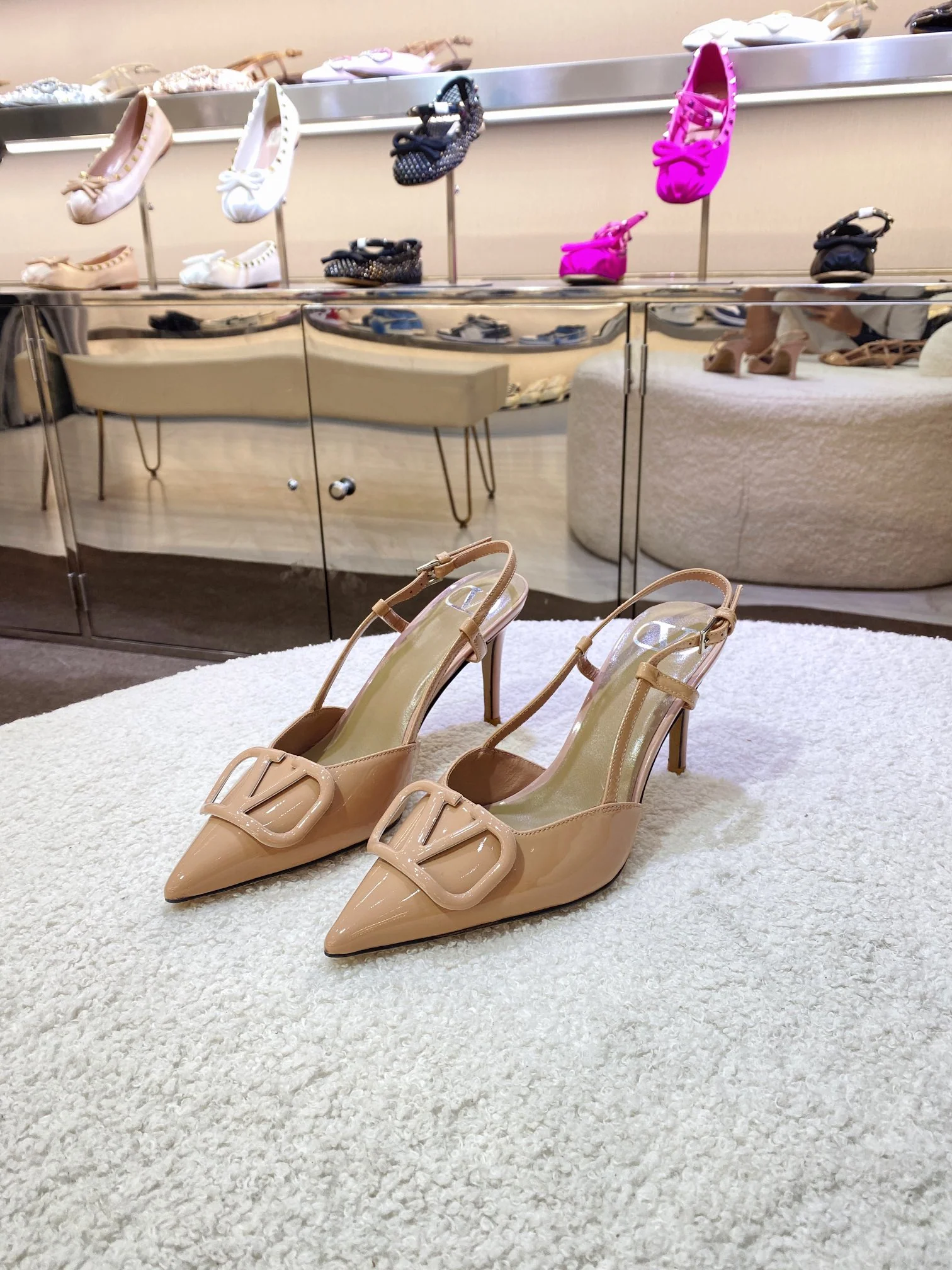 Туфли на высоком каблуке Valentino 2024 с кожаной пряжкой и ромбовидным логотипом - абрикосовый цвет.