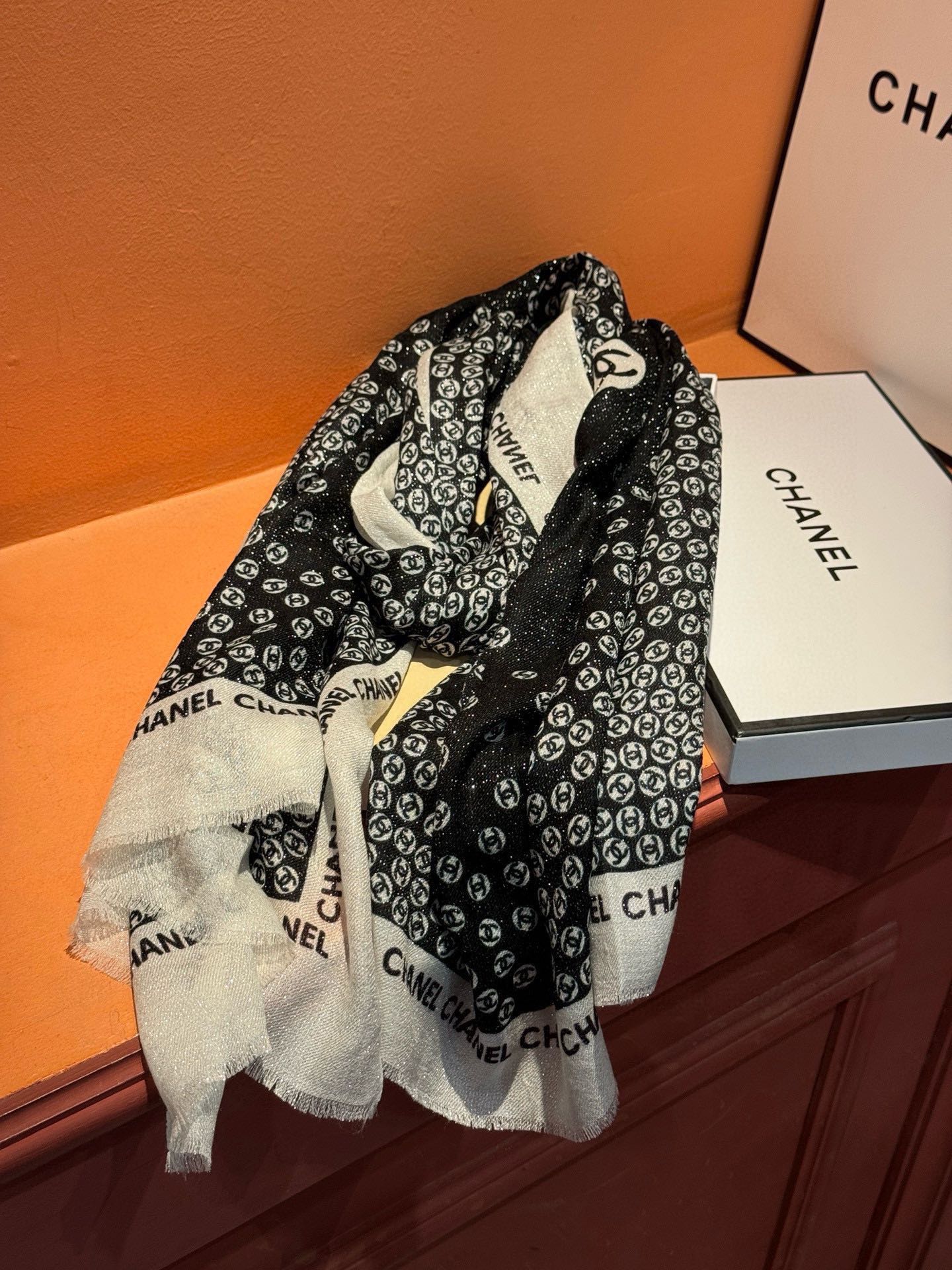 Шарф Chanel 2024 с логотипом в виде маленькой серебряной монеты - 100-200