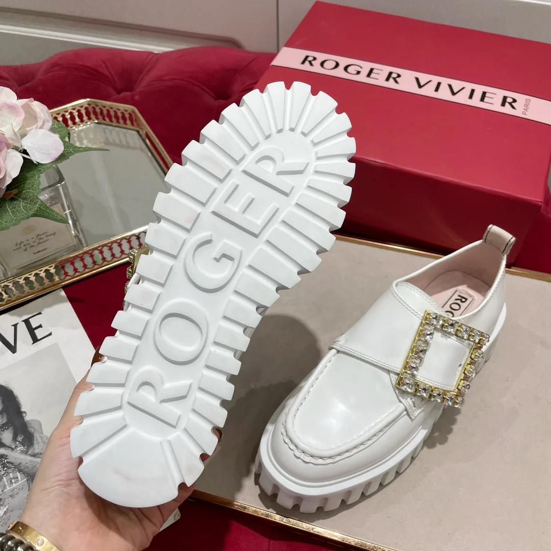 Лоферы из лакированной кожи с пряжками - белые