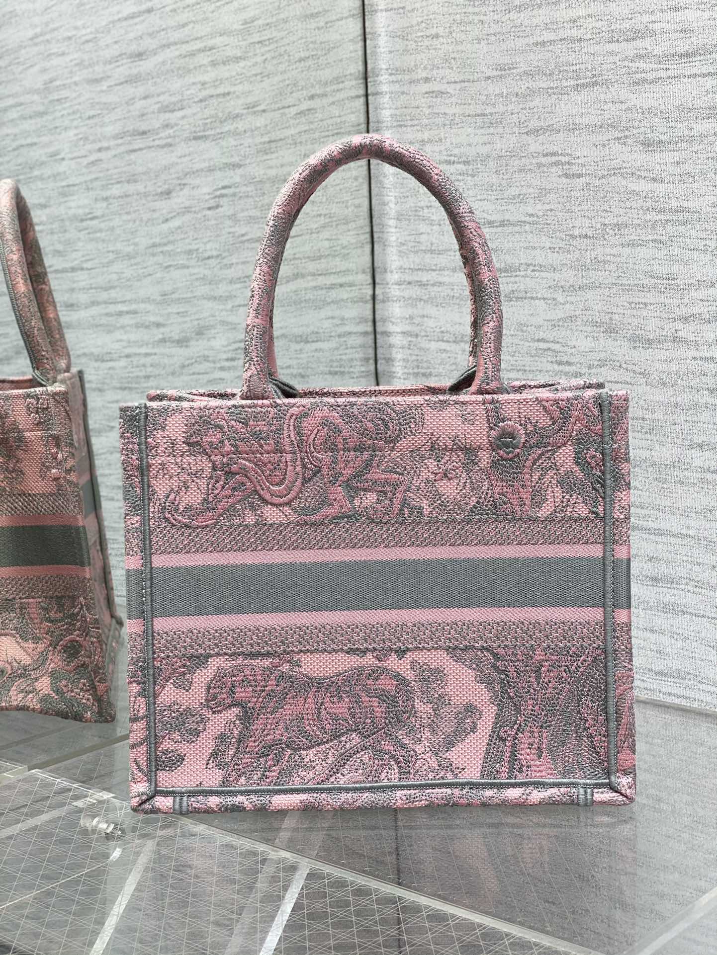 Сумка Dior Book Tote из коллекции весна/лето 2023 — Zoo Toilet Grey Pink — маленькая.
