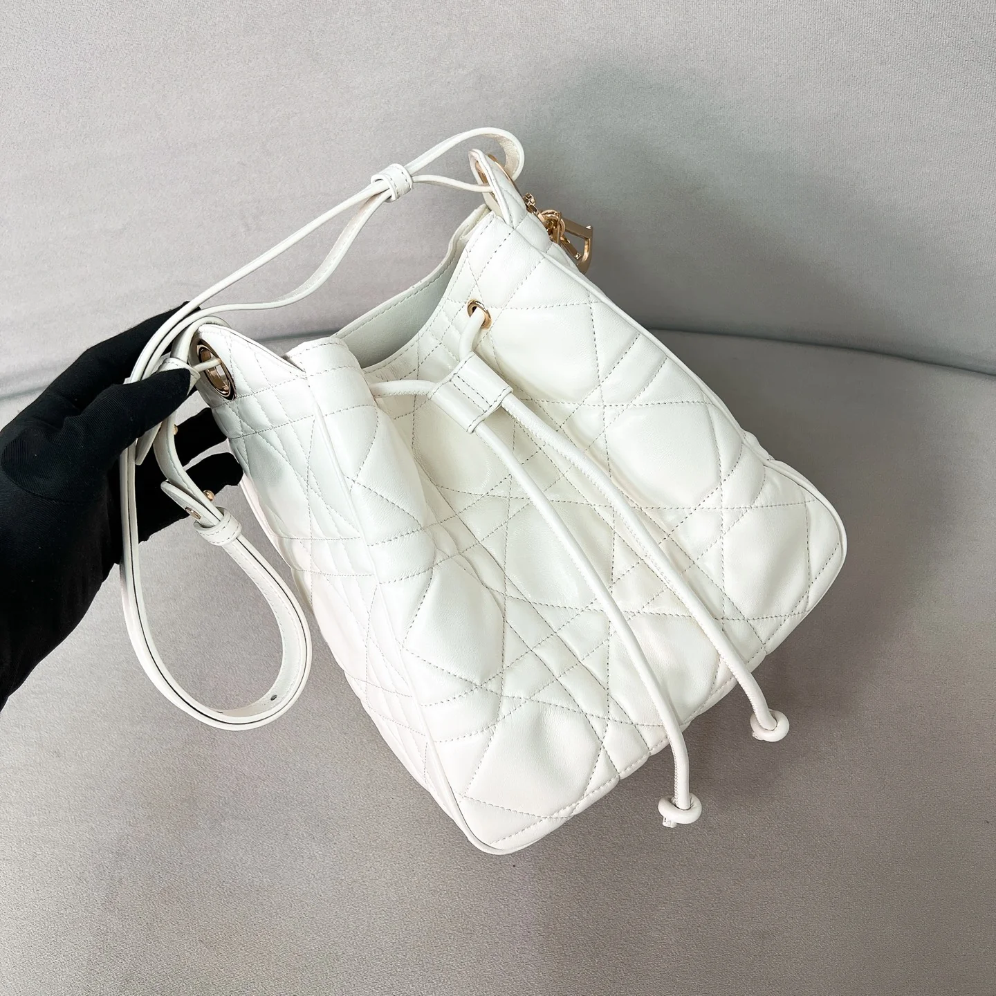 Сумка-кроссбоди Dior Motion, средний размер, белая.