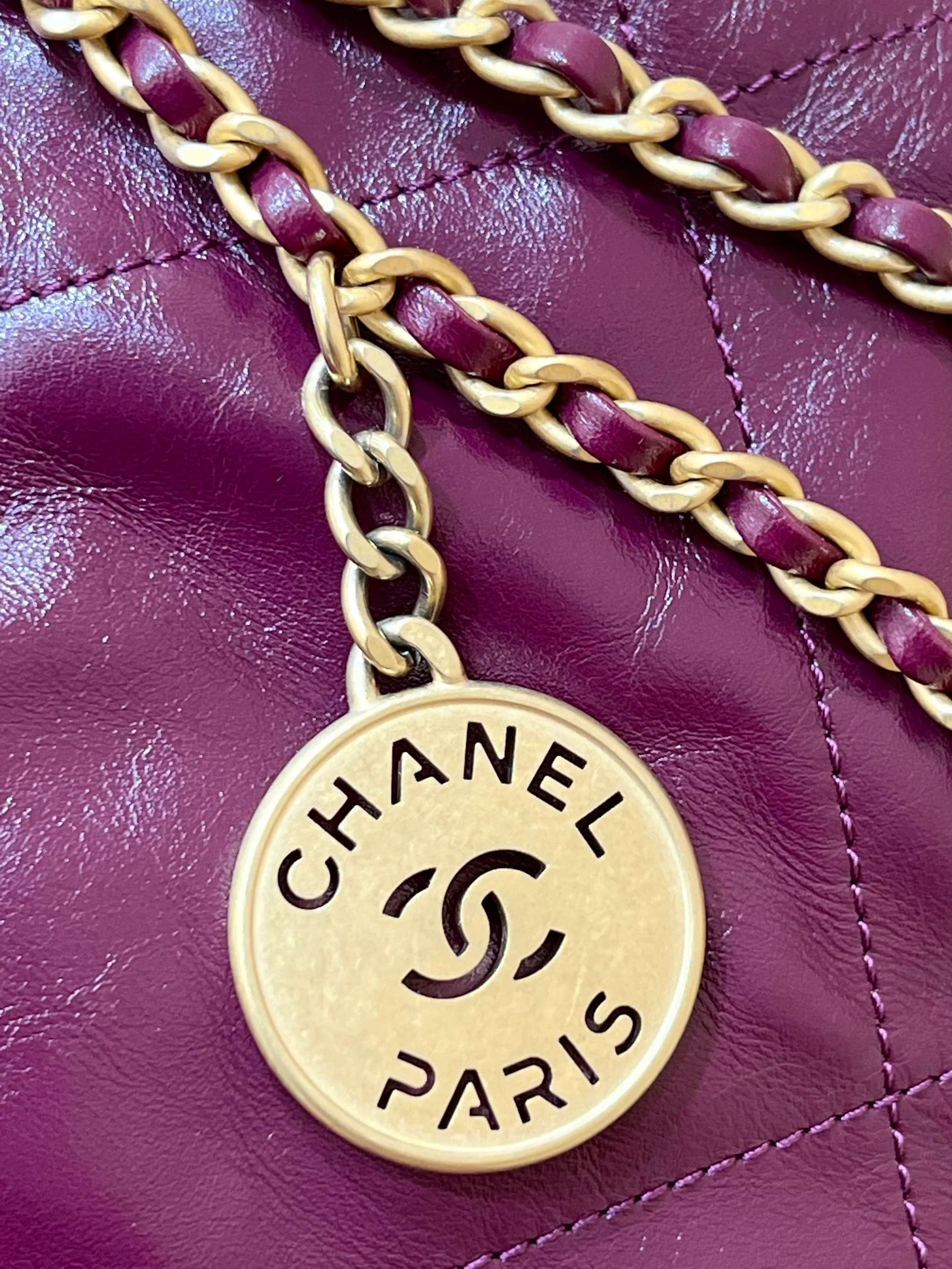 Весенне-летняя коллекция Chanel - Маленькая сумочка Chanel No. 22 - Фиолетово-красная