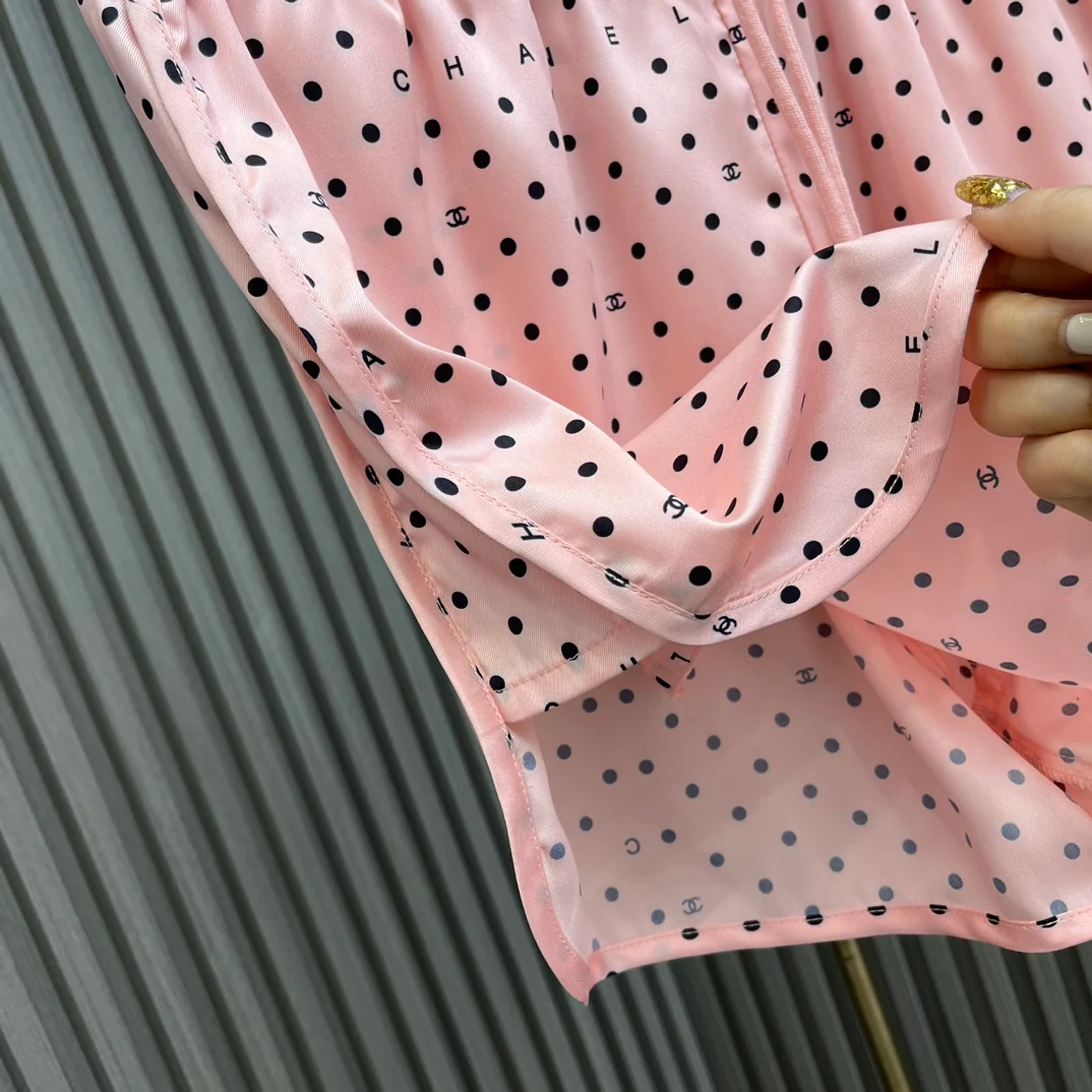 Chanel - 2404-24 Новинка: Комплект из рубашки и шорт в горошек - Розовый