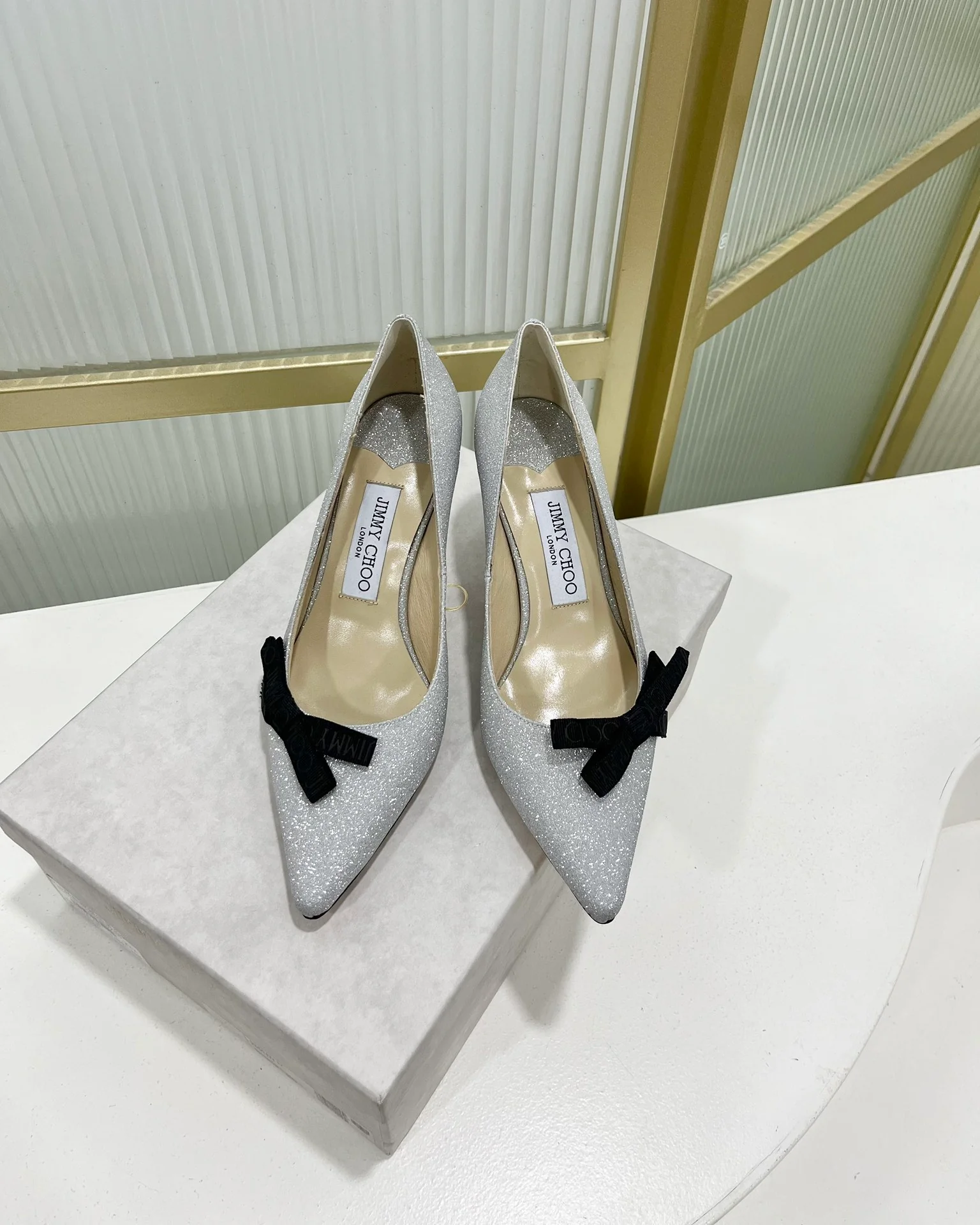 Jimmy - Новинка 2023 года - Туфли на высоком каблуке с острым носком и принтом из тесьмы - 6 см - Серебристые