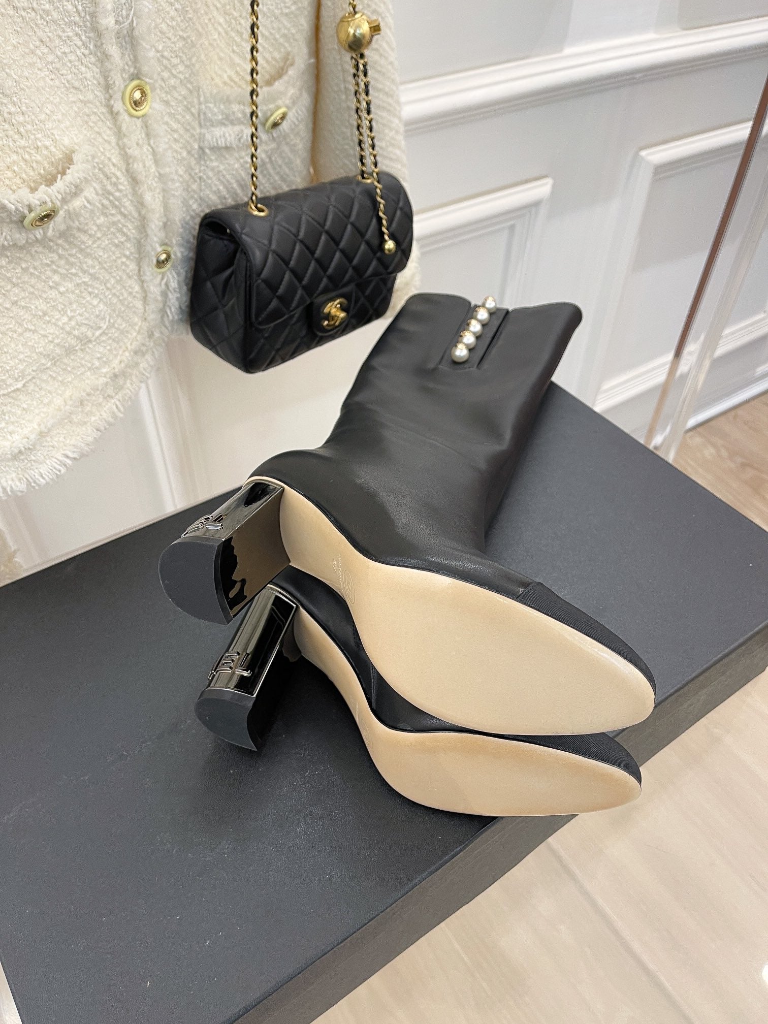 Новинка сезона осень/зима 2022 от Chanel - Сапоги на высоком каблуке - Черные