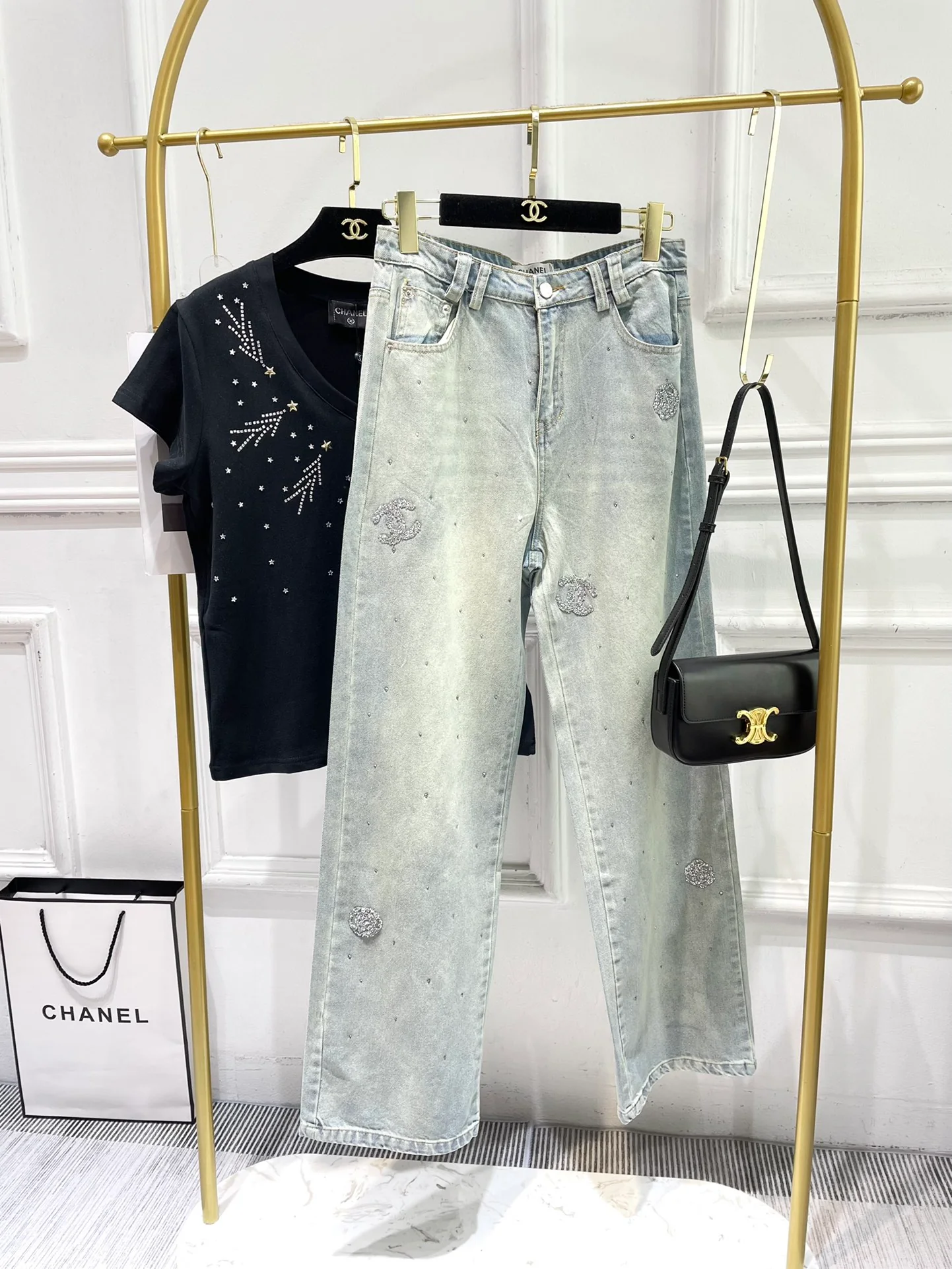 Джинсы прямого кроя в стиле Chanel - 2403 - Прочные джинсы прямого кроя с логотипом, украшенные пайетками.