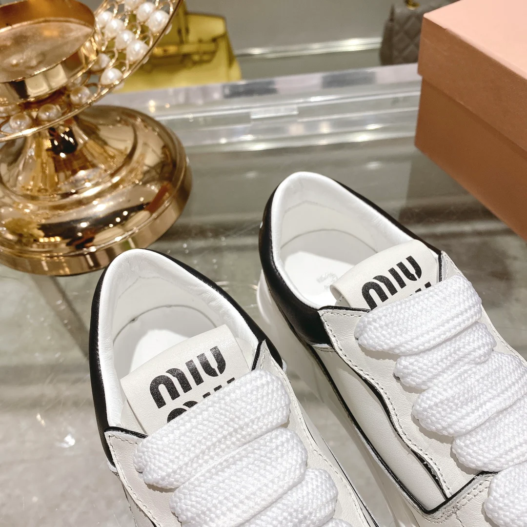 Новинка осенне-зимней коллекции Miu Miu 2022 — белые кроссовки на платформе.