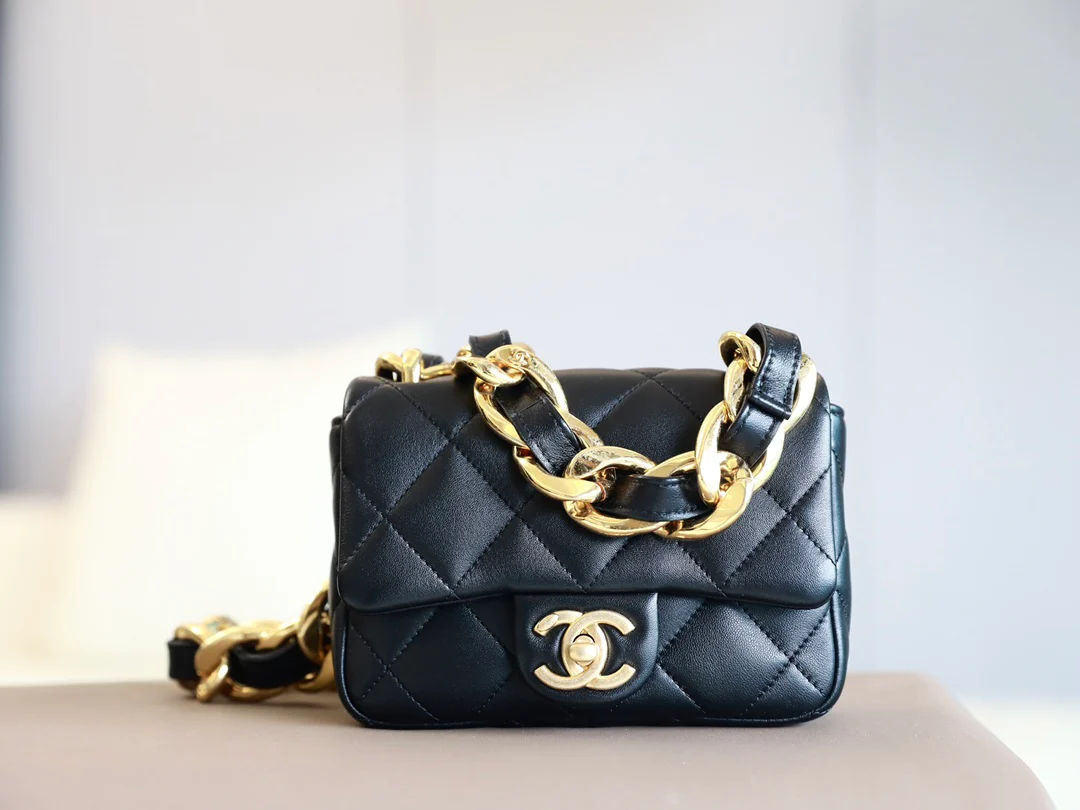 Винтажная сумка-мессенджер Chanel под мышкой - 1