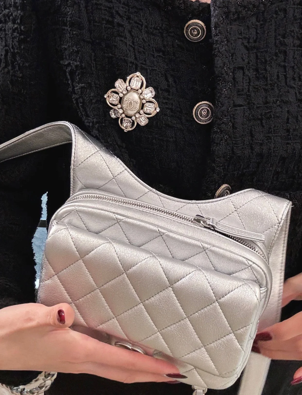 Новая коллекция Chanel весна/лето - сумка-хобо - сумка-мессенджер в стиле хиппи - серебристая