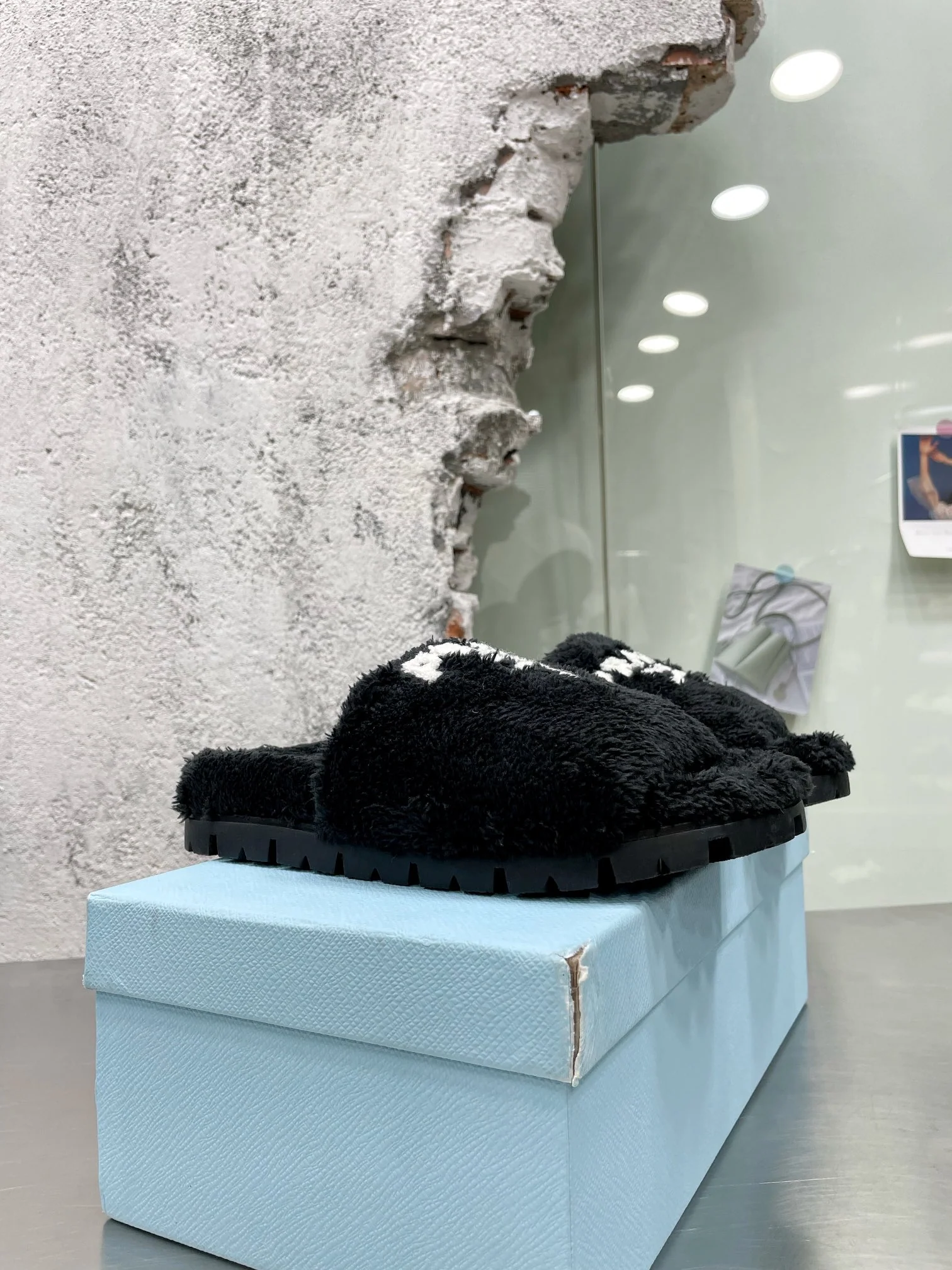 Новинки Prada осень/зима 2022 — Меховые тапочки — Стиль знаменитостей — 2