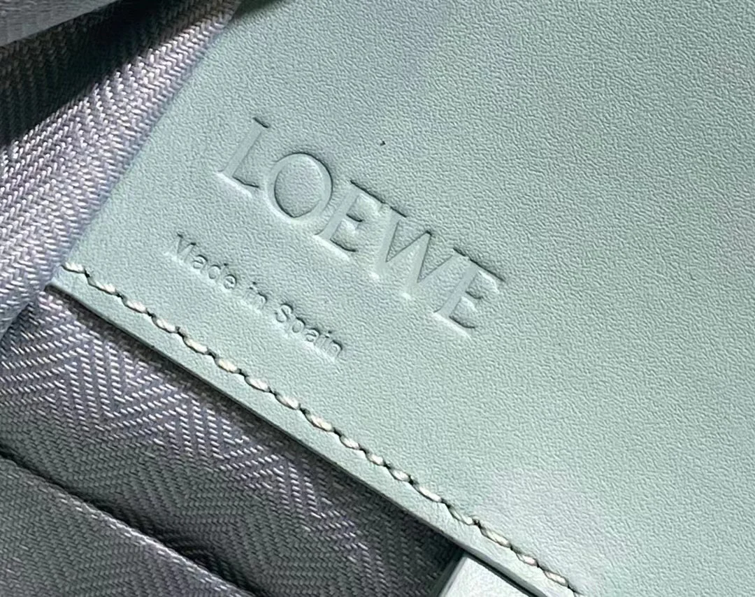 Сумка Loewe Hammock - атласная телячья кожа - маленькая - светло-голубая