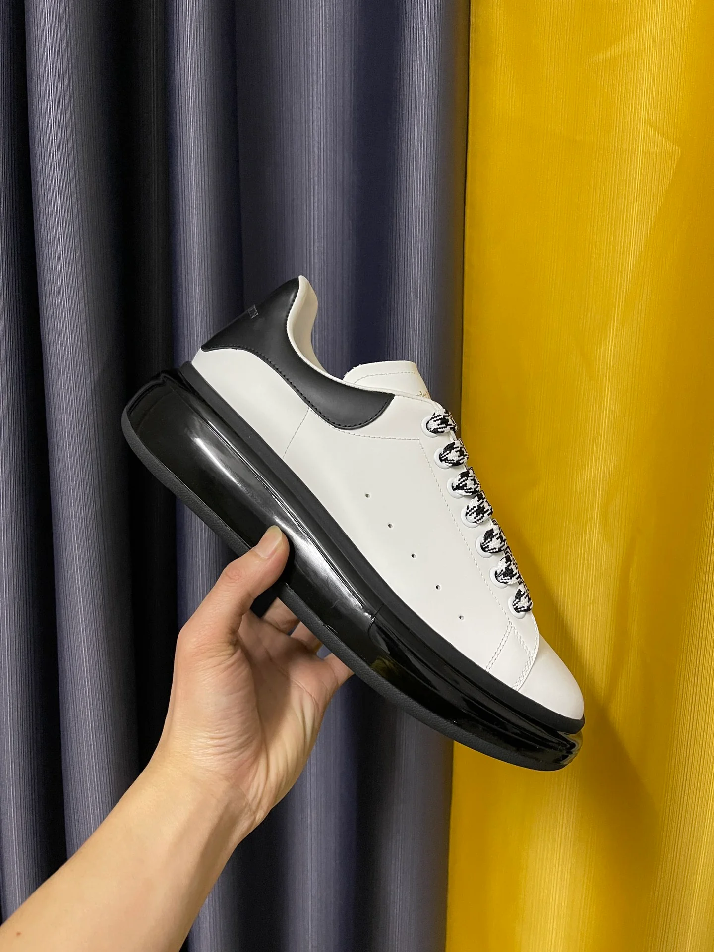 Классические белые кроссовки McQueen - унисекс - черная кожаная пятка - черная амортизирующая подошва