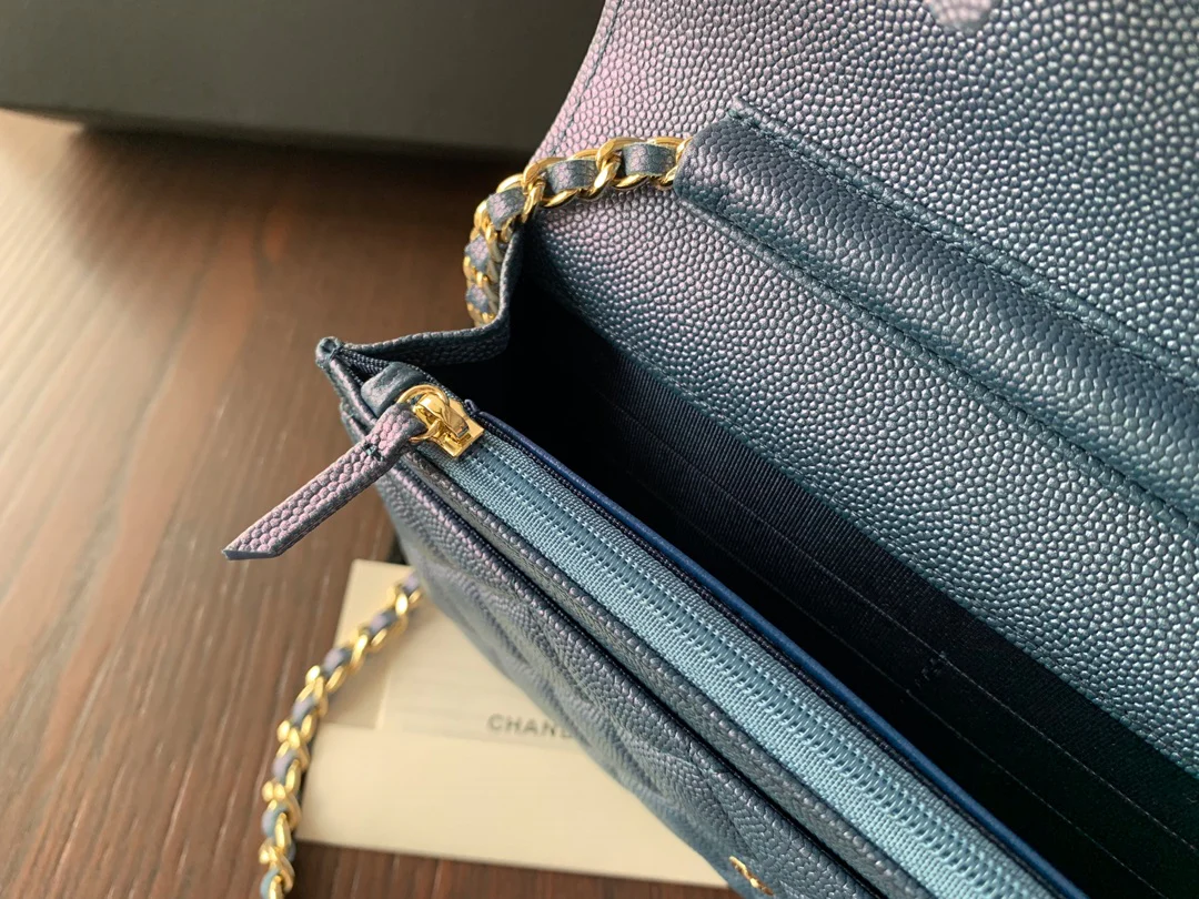 Пряжка Chanel WOC из телячьей кожи с эмалированным узором и жемчужным шариком - 1 шт.