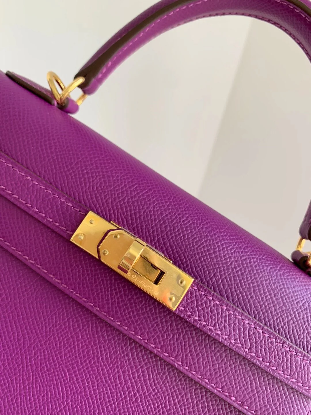 пряжка hermes-kelly-25-p9 анемона фиолетово-эпсом-золотая