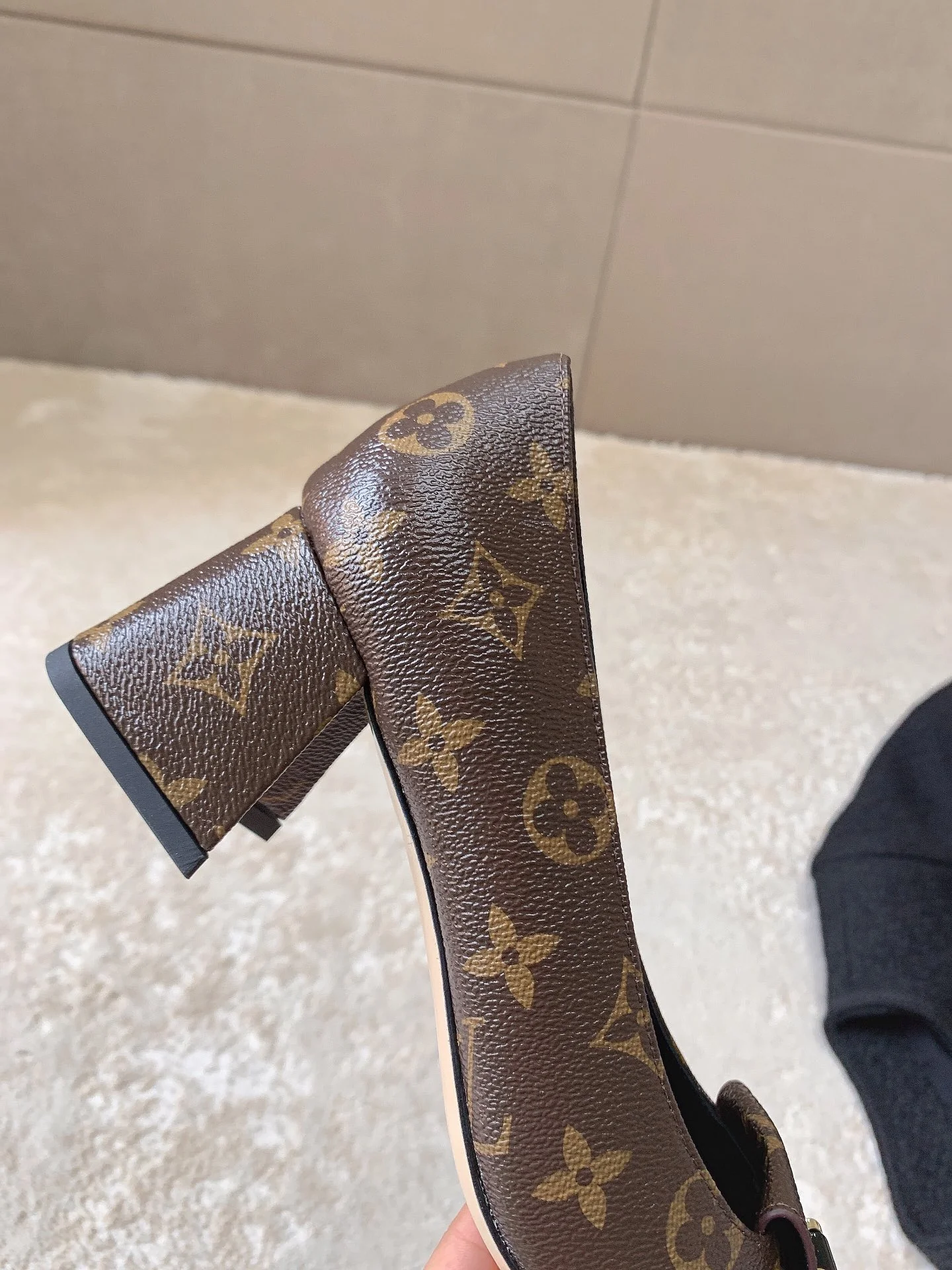 Новинка сезона весна/лето 2023 от LV - Туфли на низком каблуке с закрытым носком - Черный монограммный узор - 1