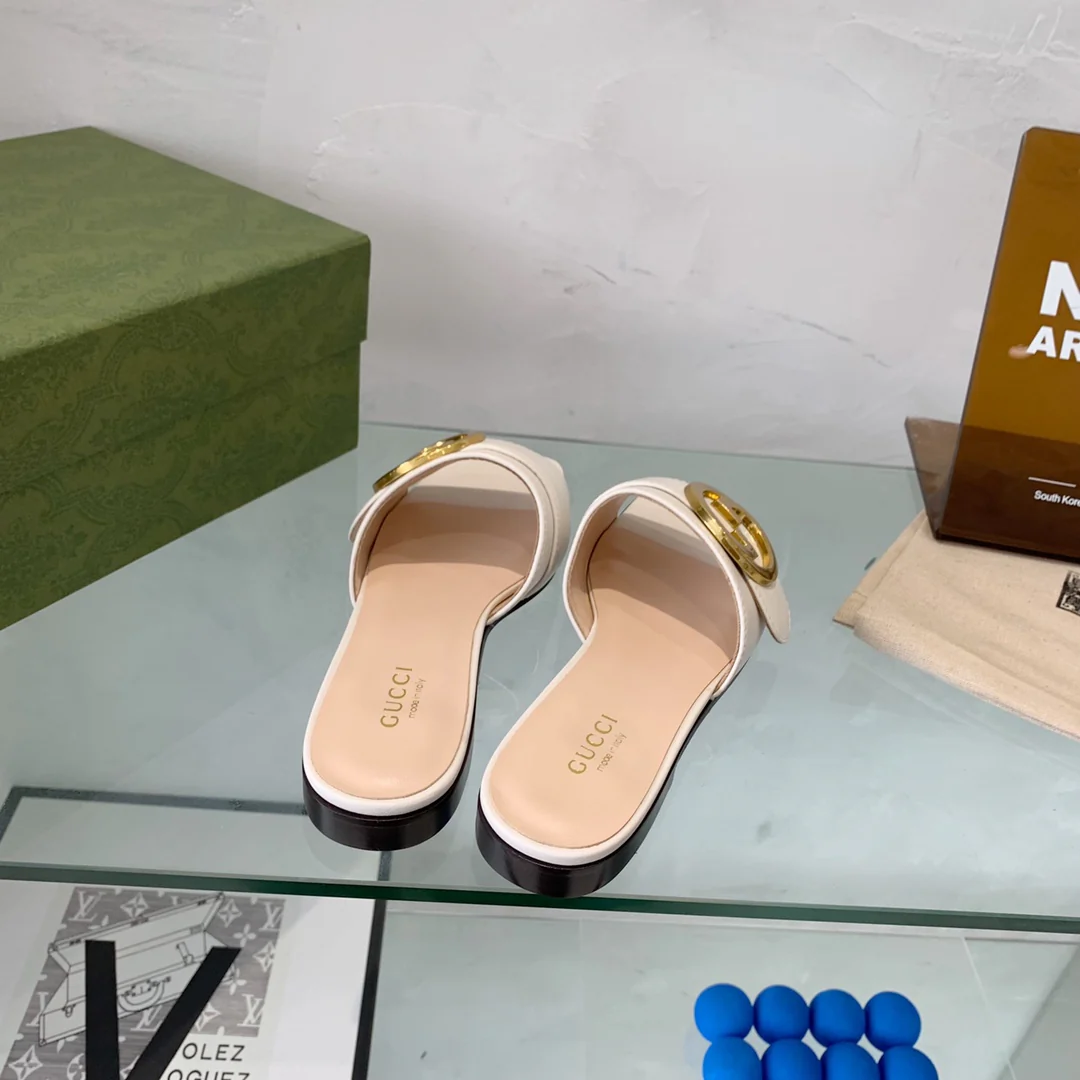 Новинка сезона весна/лето 2022 от Gucci - тапочки с двойной буквой G - 1 шт.