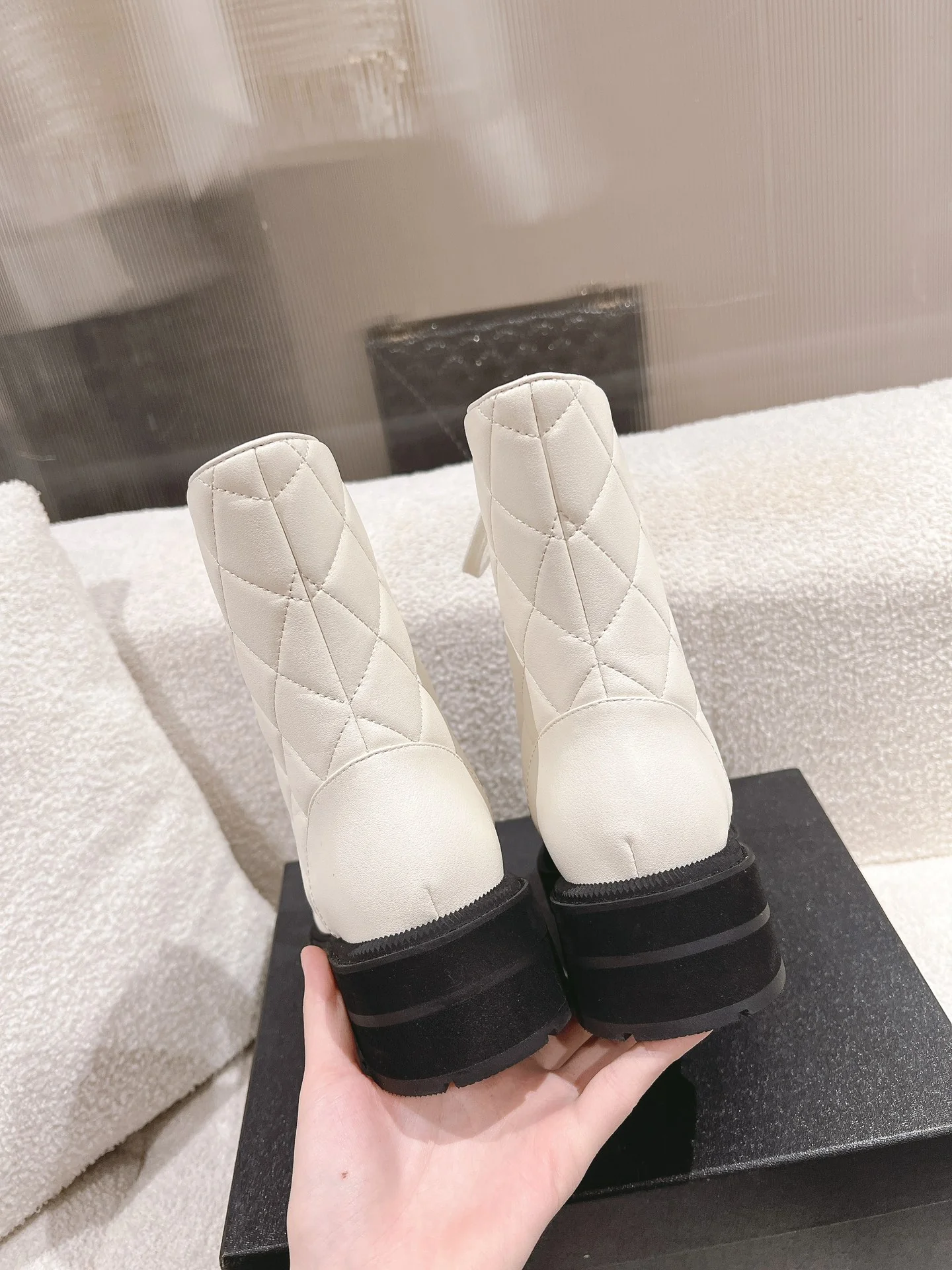 Ботильоны Chanel 2024 в клетку с цветовыми блоками - белые