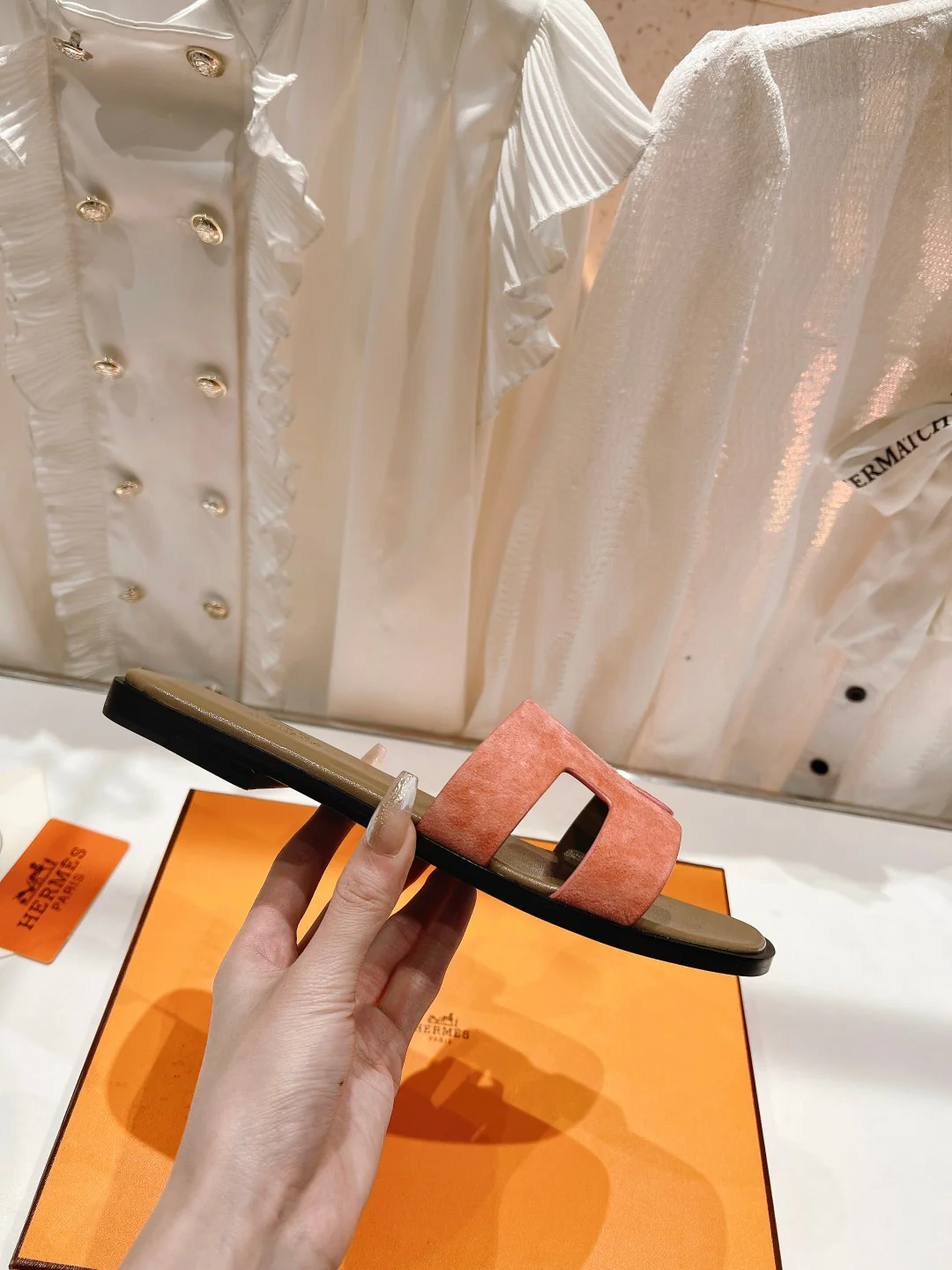 Новинка 2023 года от Hermes - Улучшенная версия - Классические тапочки H из овечьей кожи - Коричневые