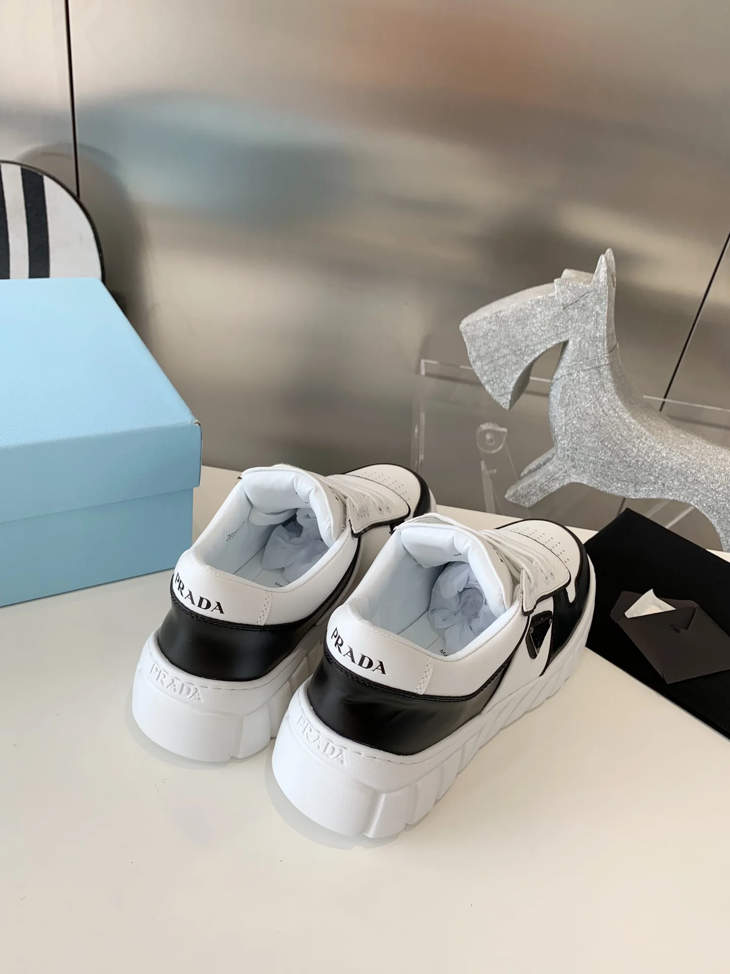 Prada - Новинка сезона осень/зима 2022 - Повседневные туфли на платформе