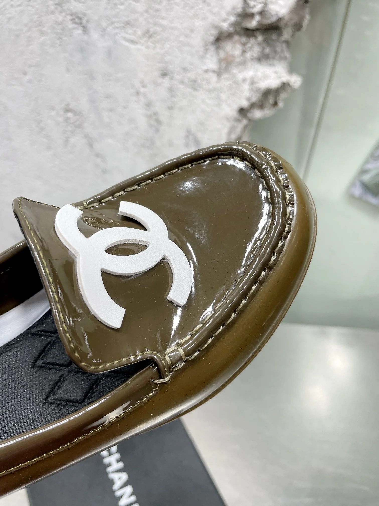 Новинка сезона осень/зима 2022 от Chanel - Ретро-туфли на низком каблуке в стиле афро - Зеленый