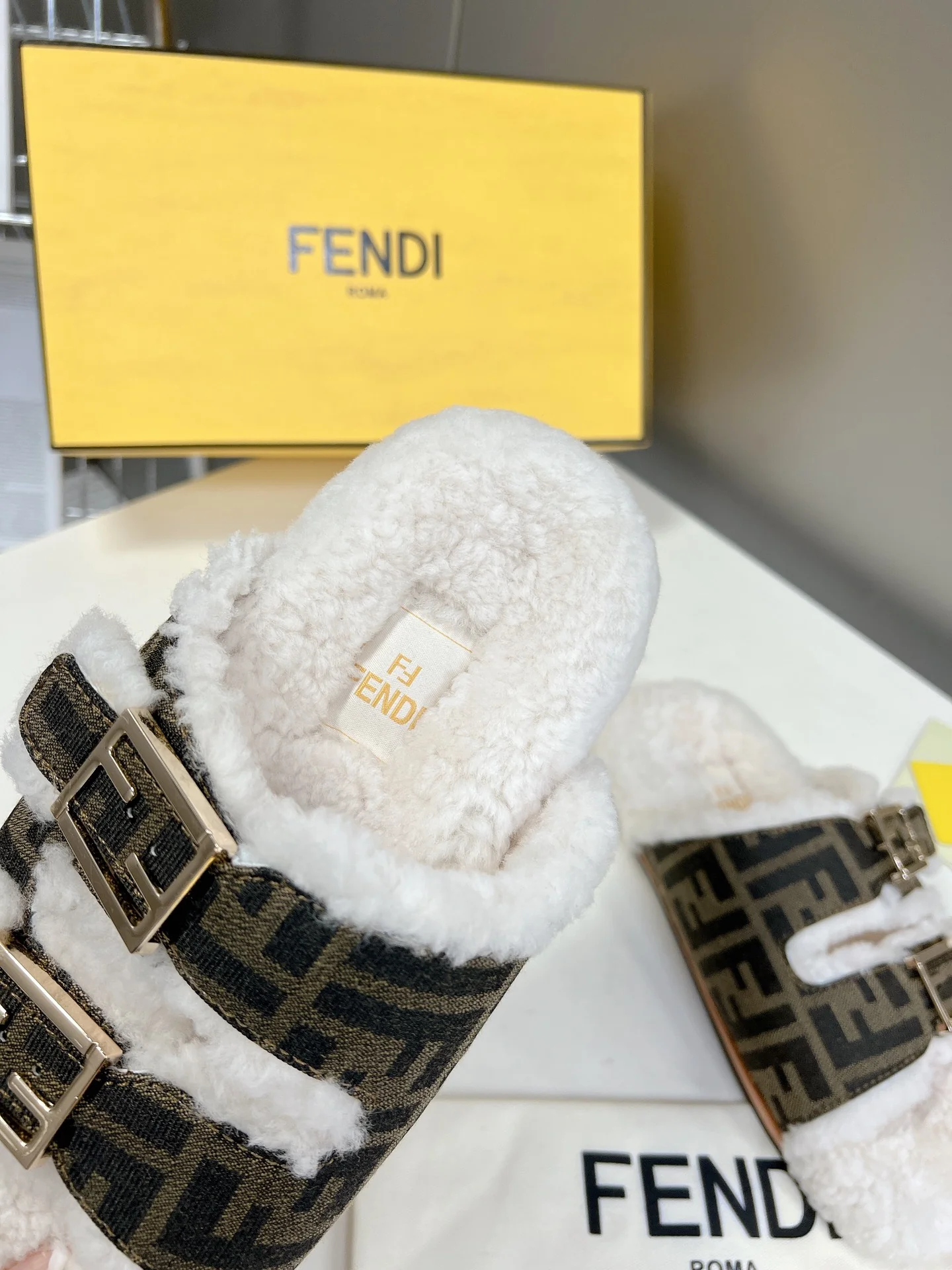 Fendi - Новинка сезона осень/зима 2022 - Меховые тапочки