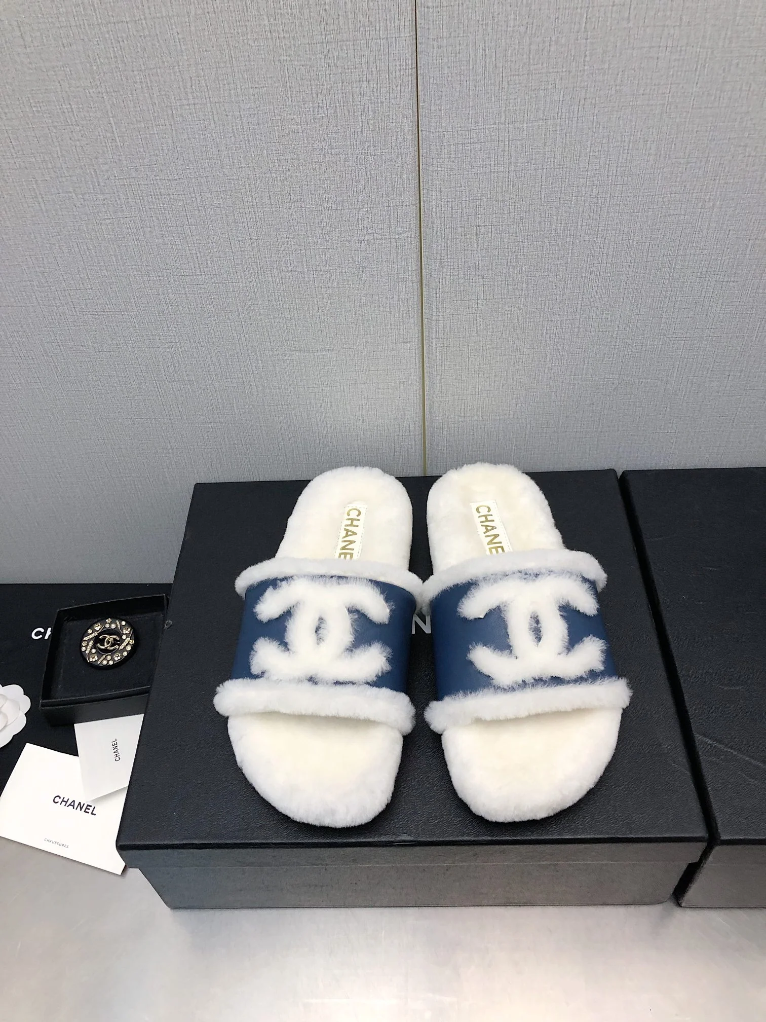 Новинка сезона осень/зима 2023 от Chanel - шерстяные тапочки в клетку - кожаные, синие.