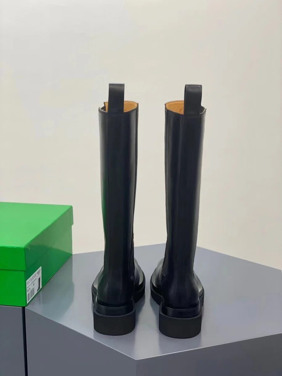 Новинка сезона осень/зима 2022 от BV - высокие сапоги с закругленным носком - модель без шнуровки сзади.