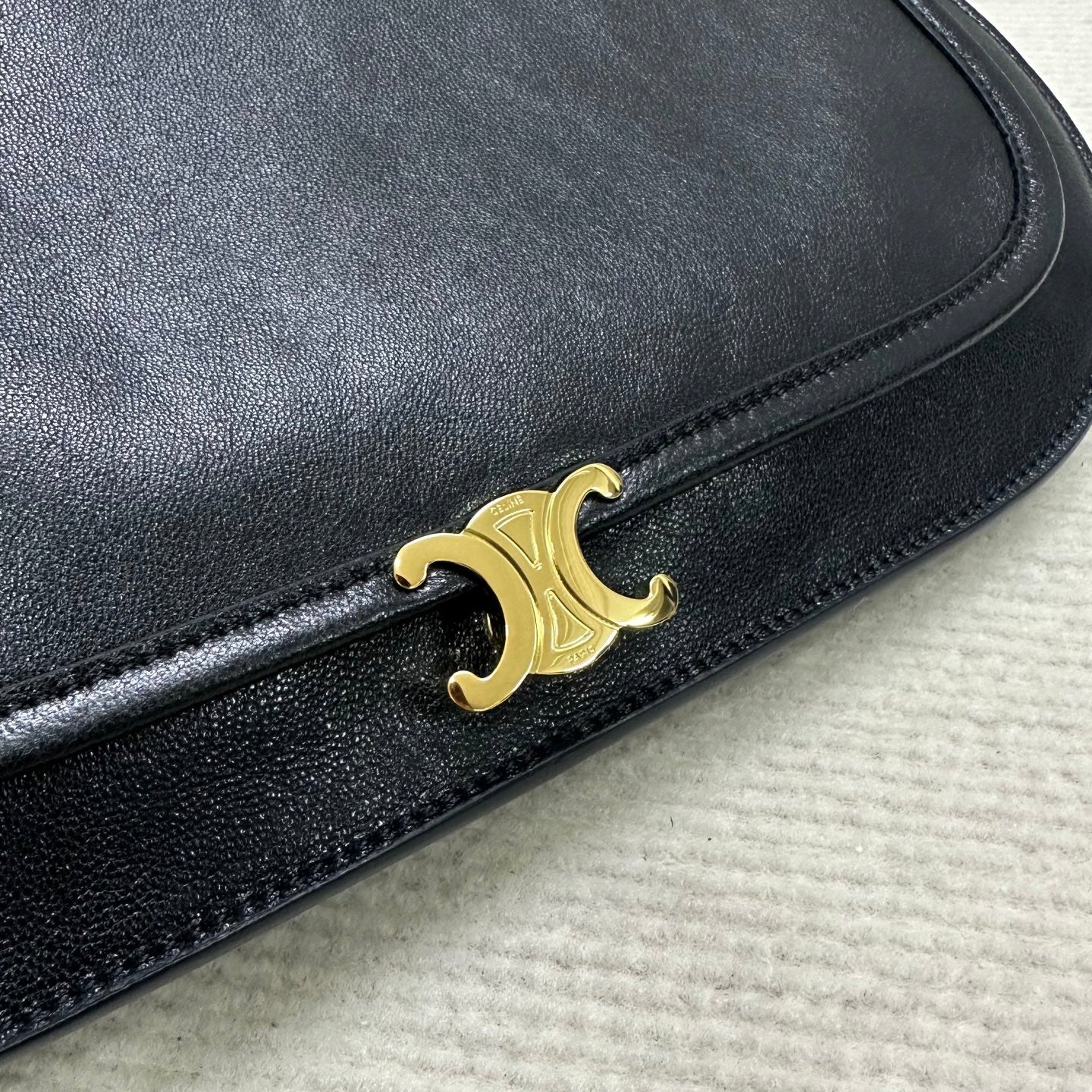 Новинка сезона весна/лето 2026 от Celine - Soft Triomphe Besace - овечья кожа - черный