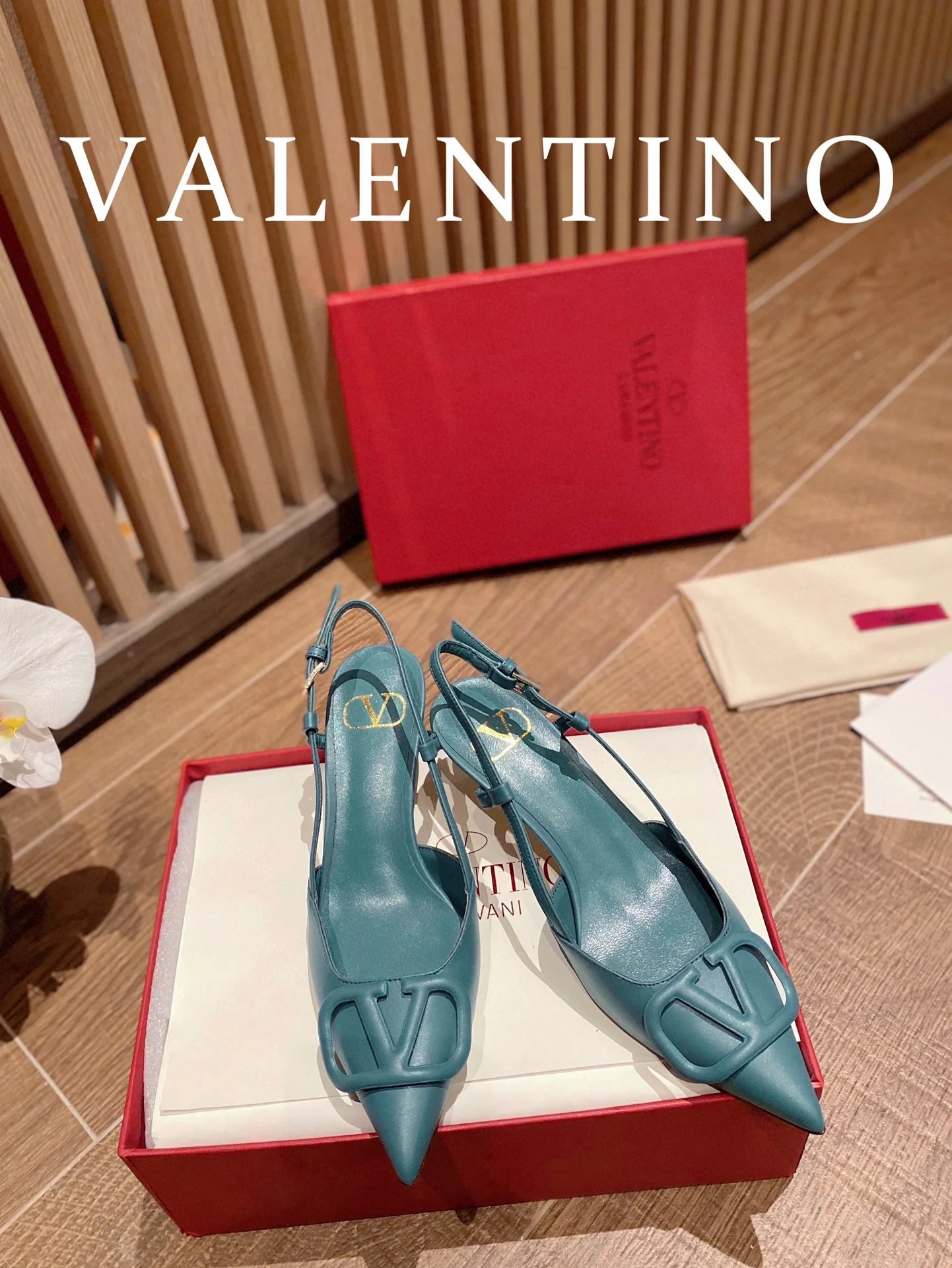 Туфли Valentino с V-образной пряжкой и открытой пяткой — синие.