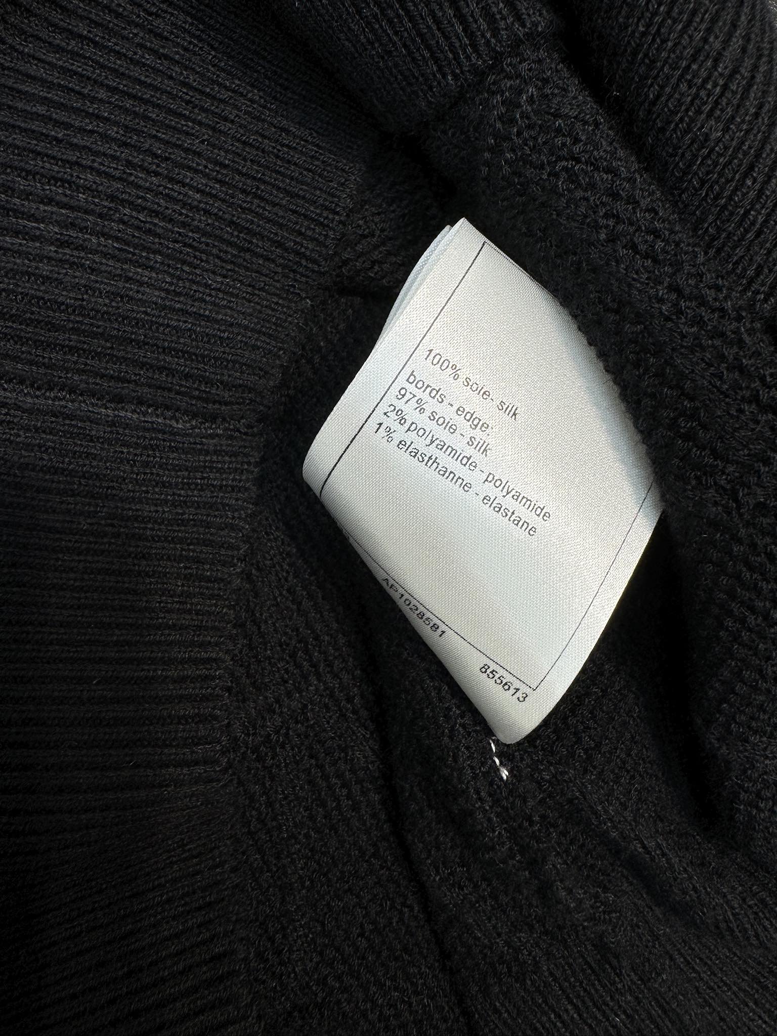 Новая коллекция Chanel Весна/Лето 2024: трикотажное платье с короткими рукавами и ромбовидным узором - Черное