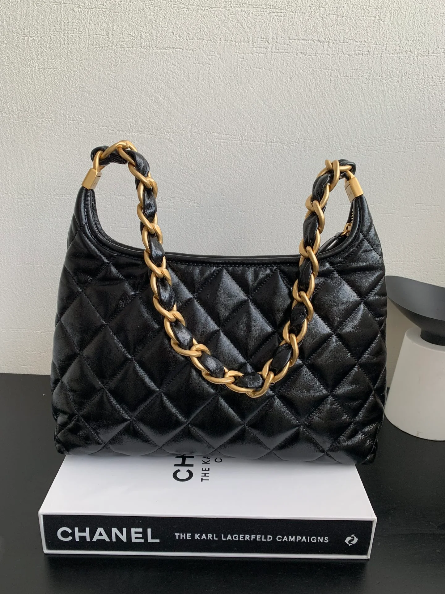 Сумка Chanel Hobo Chunky Chain Shoulder Bag, большая, черная.