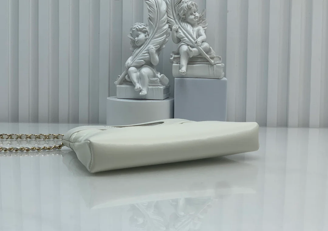 Миниатюрная сумка Chanel из овечьей кожи серии 24c31, белая.