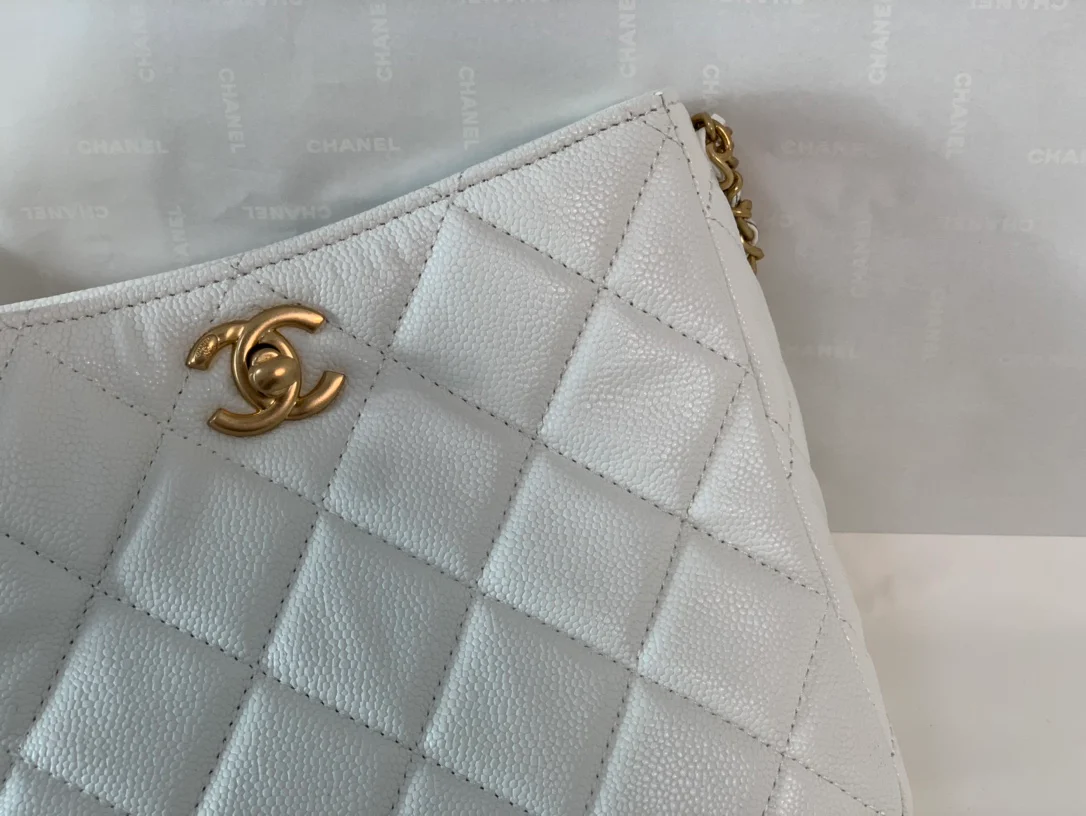 Коллекция Chanel Весна/Лето 2022 - Сумка-хобо Golden Globe - Маленькая - 2 шт.