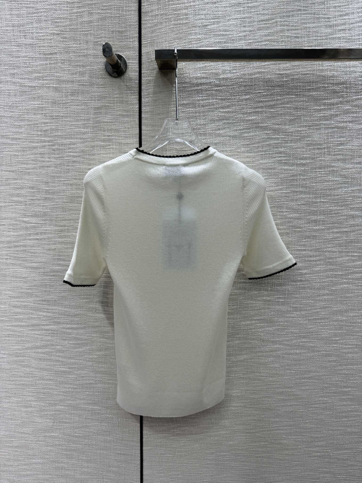 Chanel 2404 - Вязаный топ с короткими рукавами и контрастным вырезом горловины - Белый